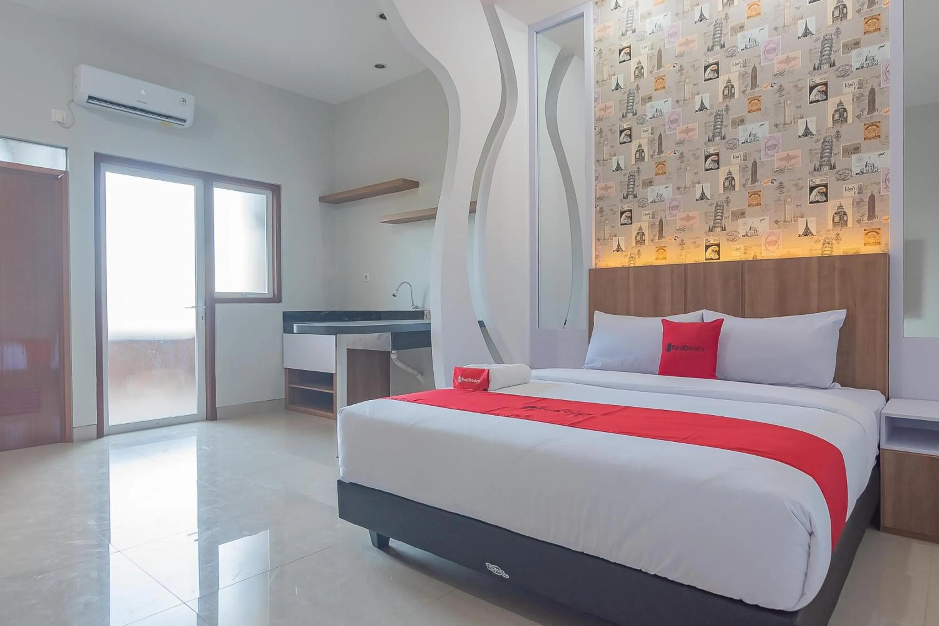Bedroom, Bed in RedDoorz Plus near Taman Budaya Samarinda
