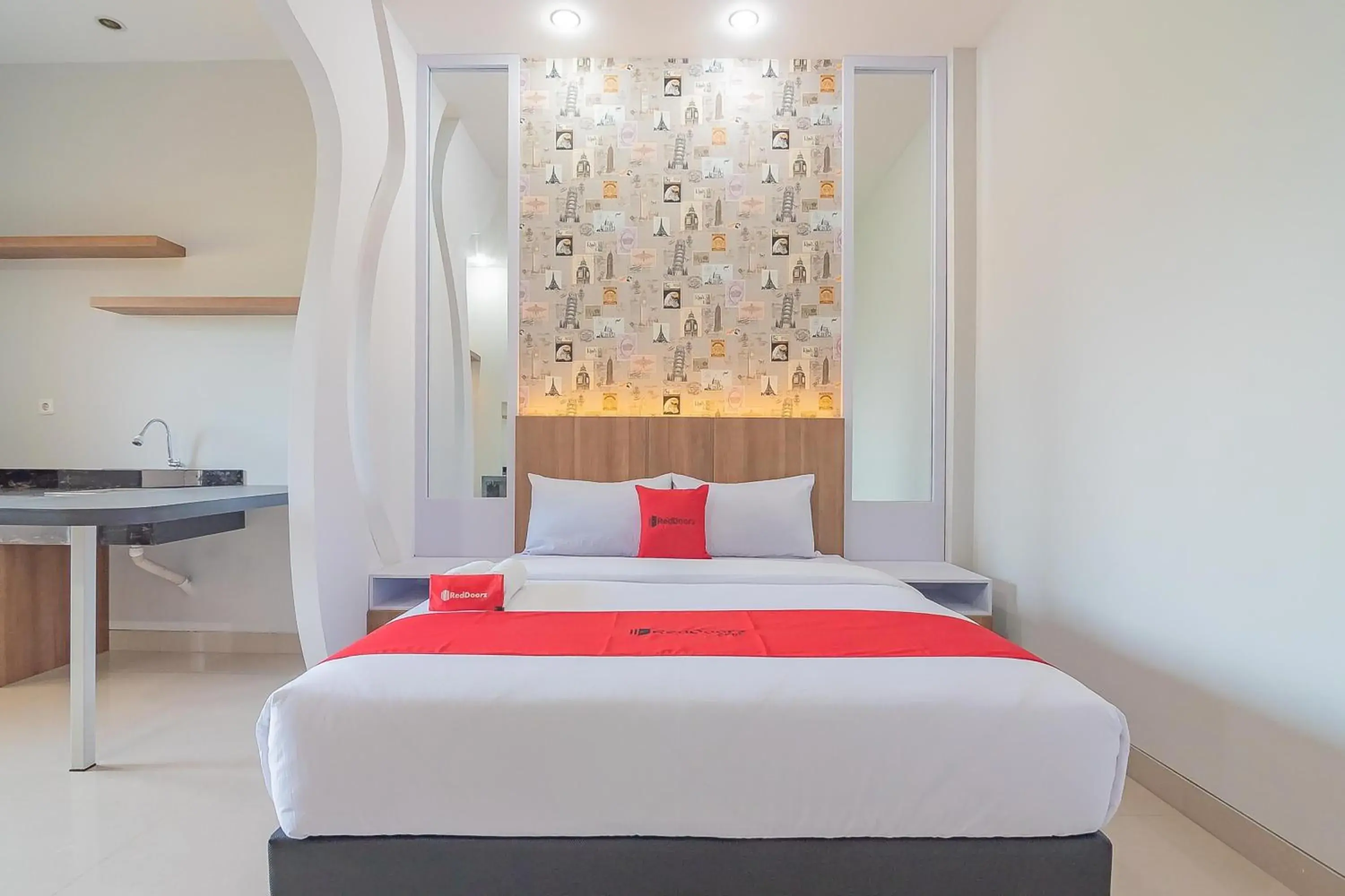 Deluxe Room in RedDoorz Plus near Taman Budaya Samarinda Deluxe Room in RedDoorz Plus near Taman Budaya Samarinda