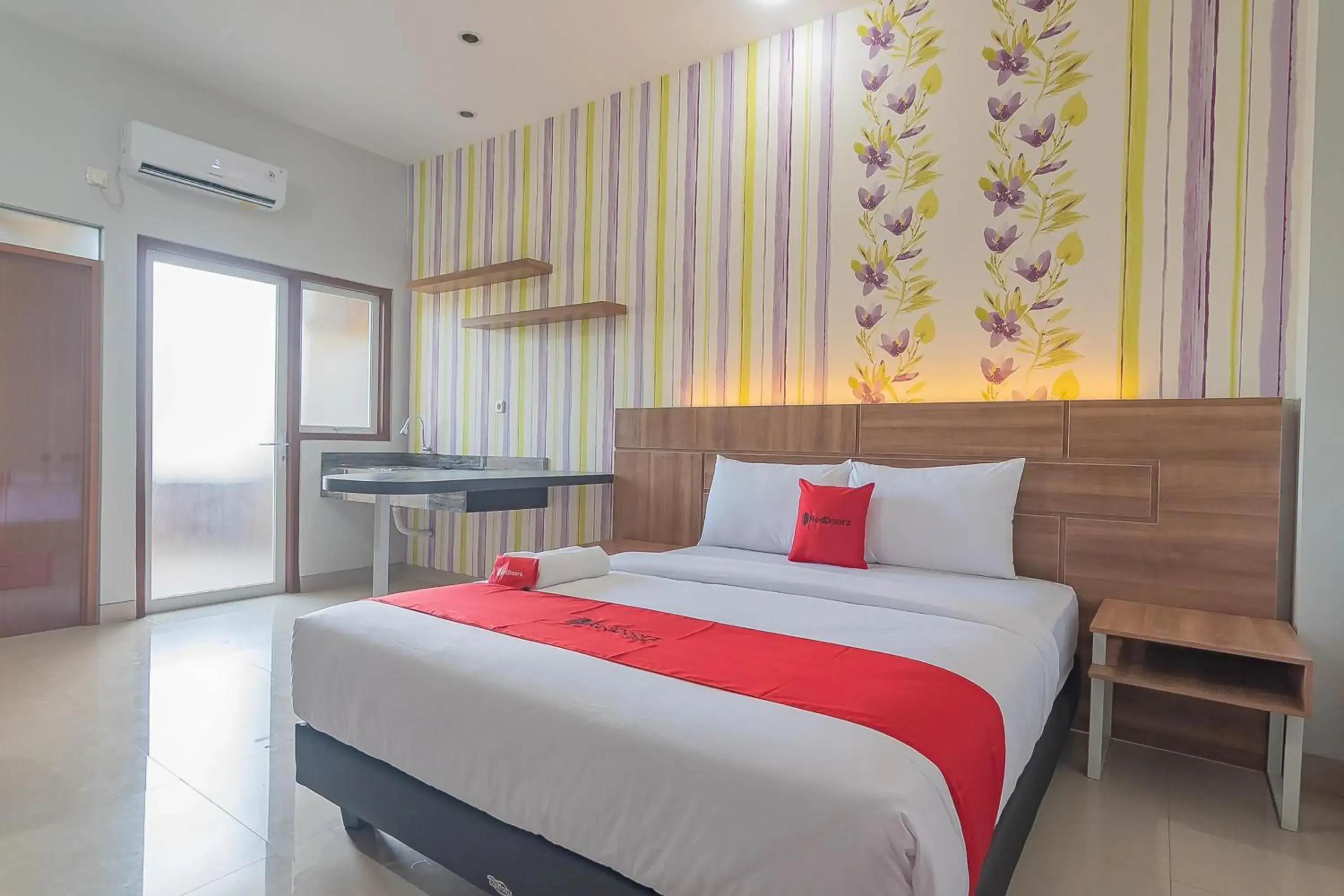 Superior Double Room in RedDoorz Plus near Taman Budaya Samarinda Superior Double Room in RedDoorz Plus near Taman Budaya Samarinda