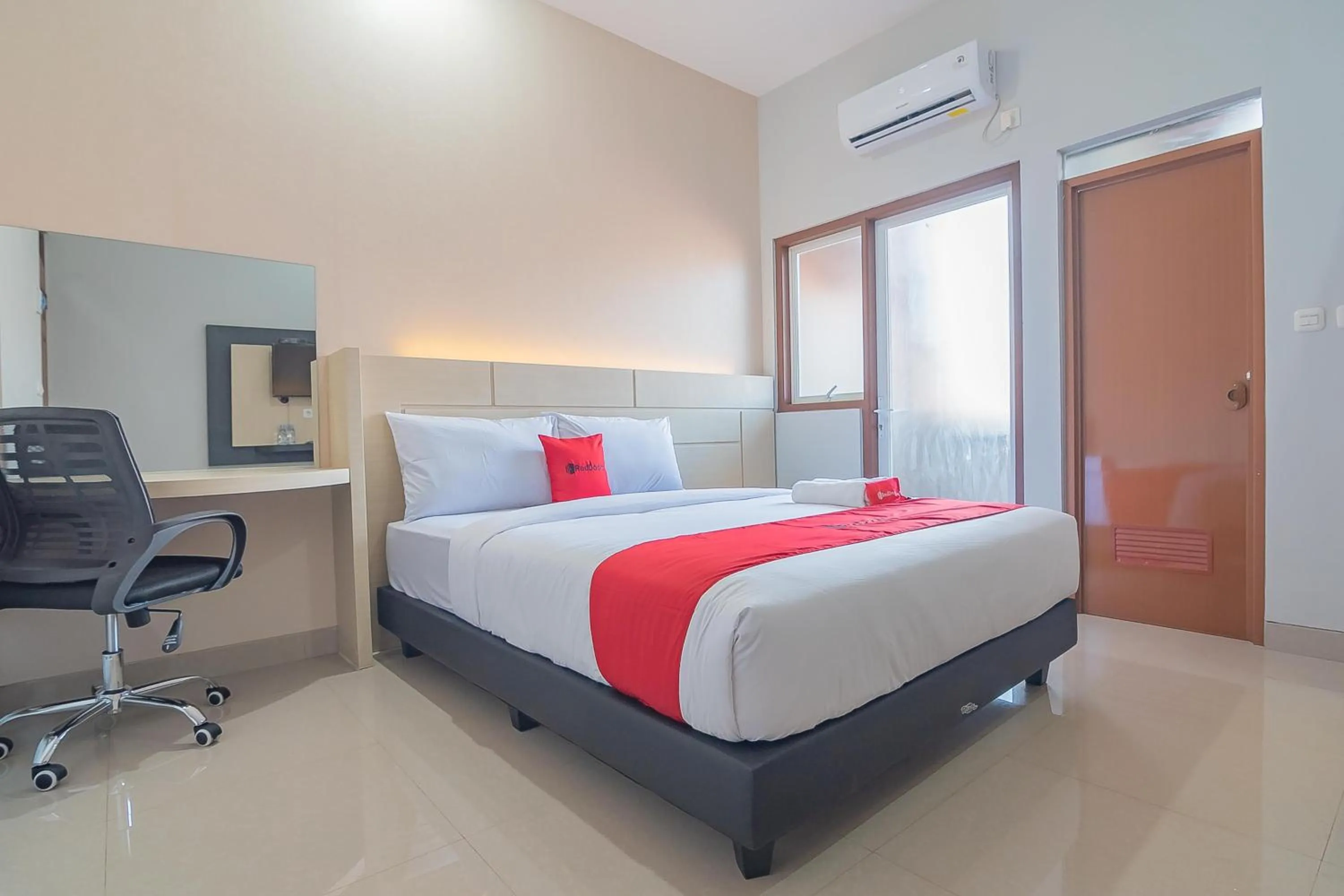 Bedroom, Bed in RedDoorz Plus near Taman Budaya Samarinda