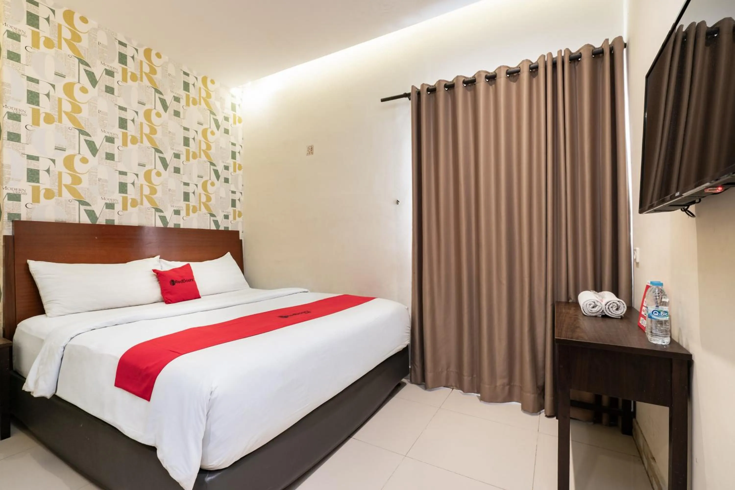 Bedroom, Bed in RedDoorz Plus @ Siradj Salman Samarinda