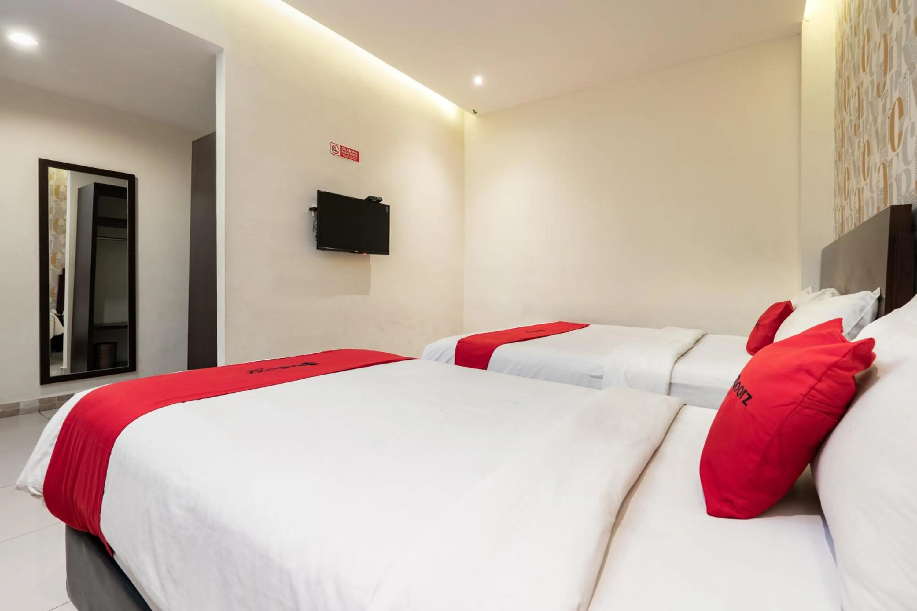 Bedroom, Bed in RedDoorz Plus @ Siradj Salman Samarinda