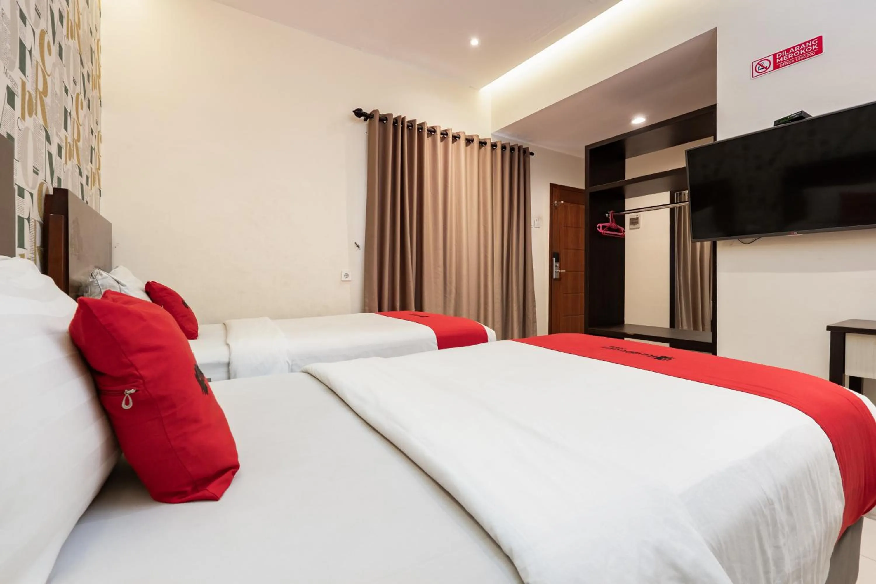 Bedroom, Bed in RedDoorz Plus @ Siradj Salman Samarinda