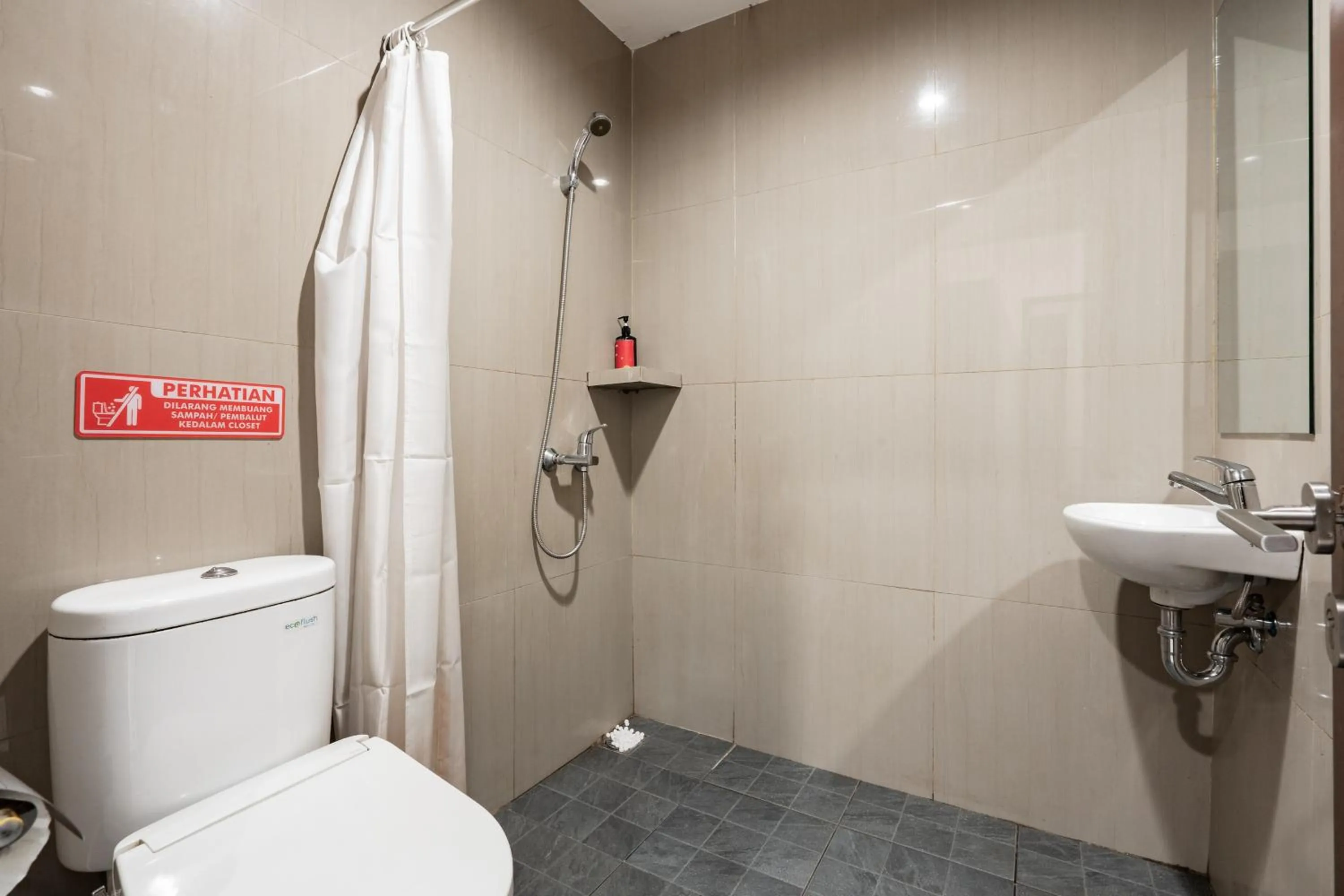 Bathroom in RedDoorz Plus @ Siradj Salman Samarinda