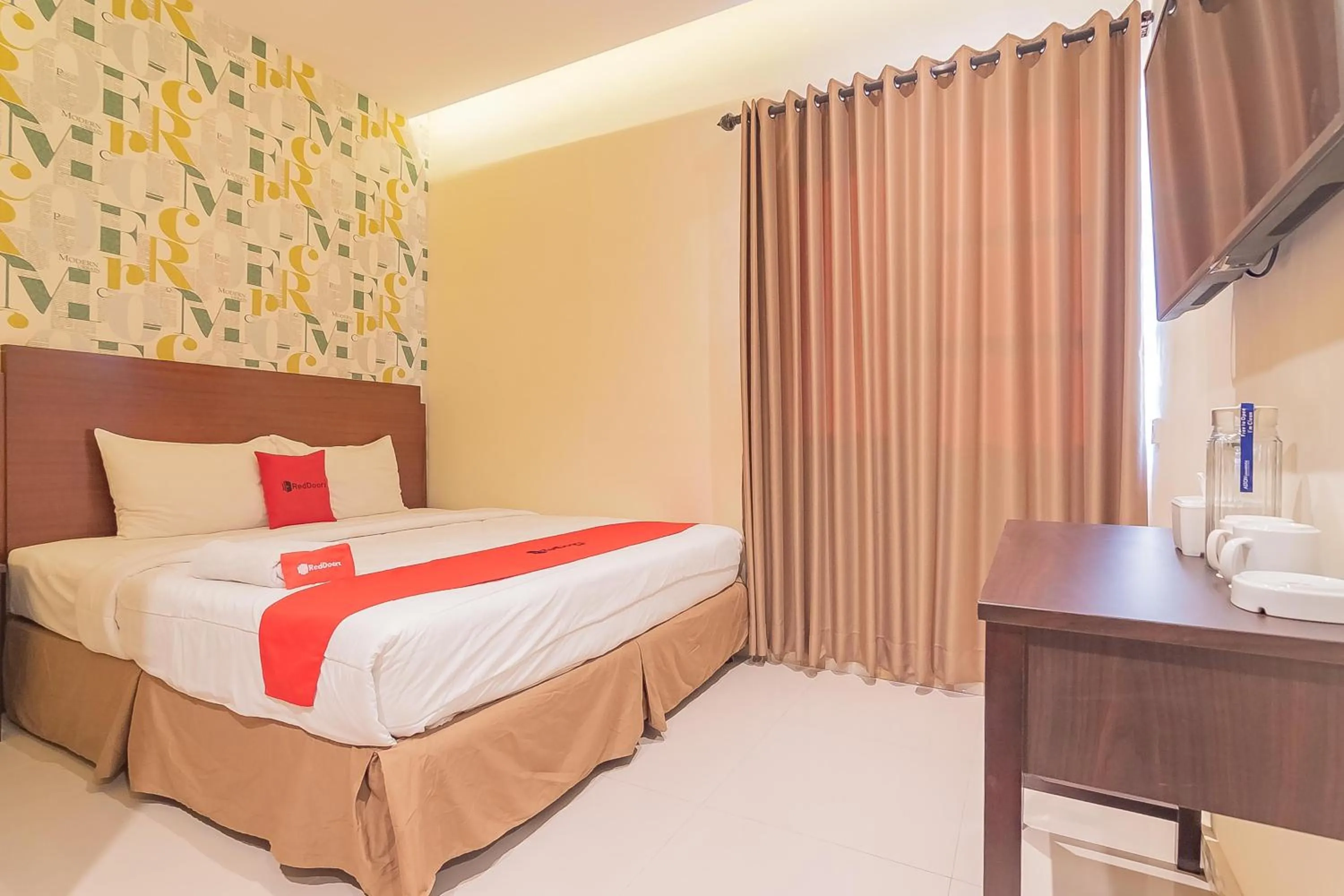 Living room, Bed in RedDoorz Plus @ Siradj Salman Samarinda