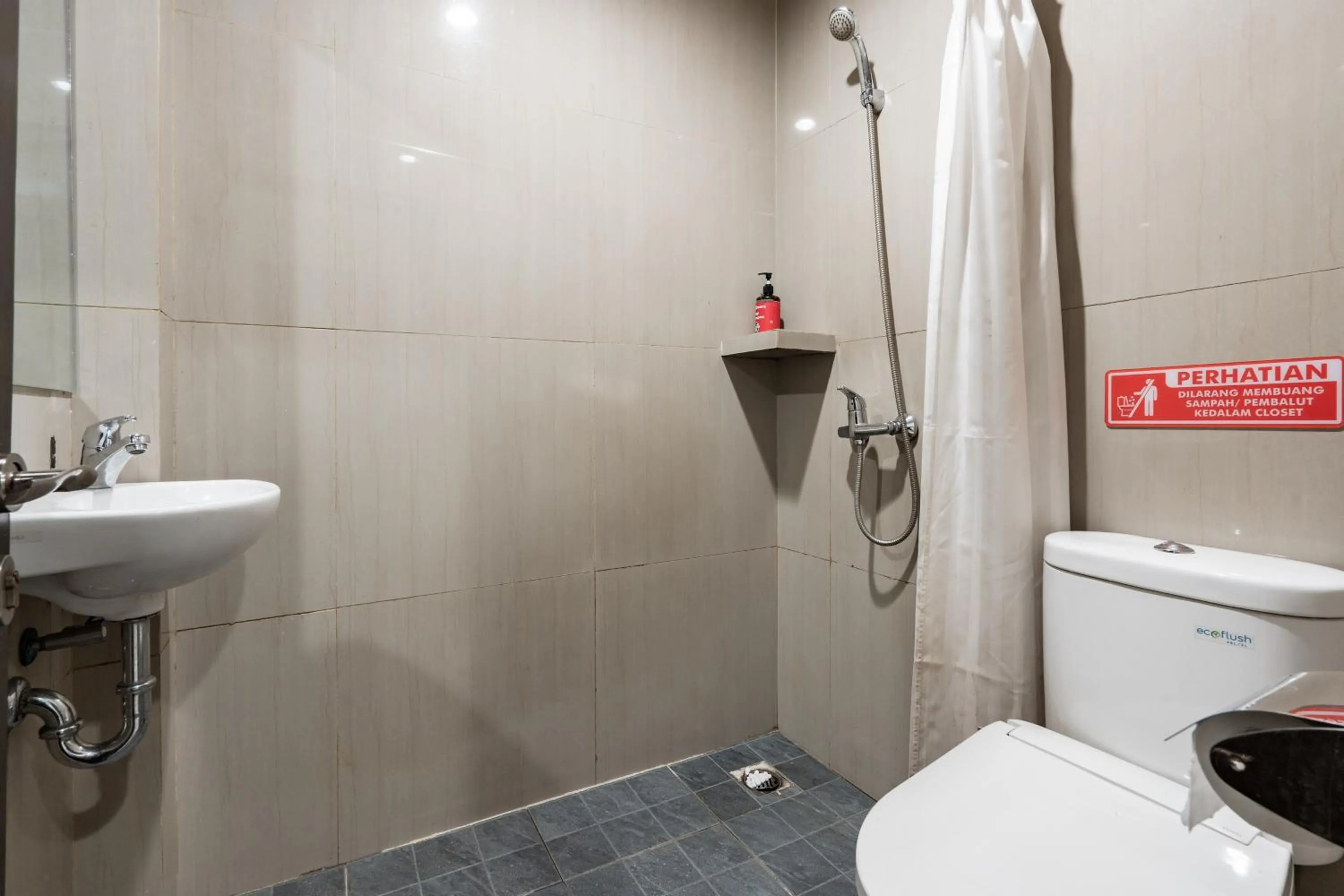 Bathroom in RedDoorz Plus @ Siradj Salman Samarinda