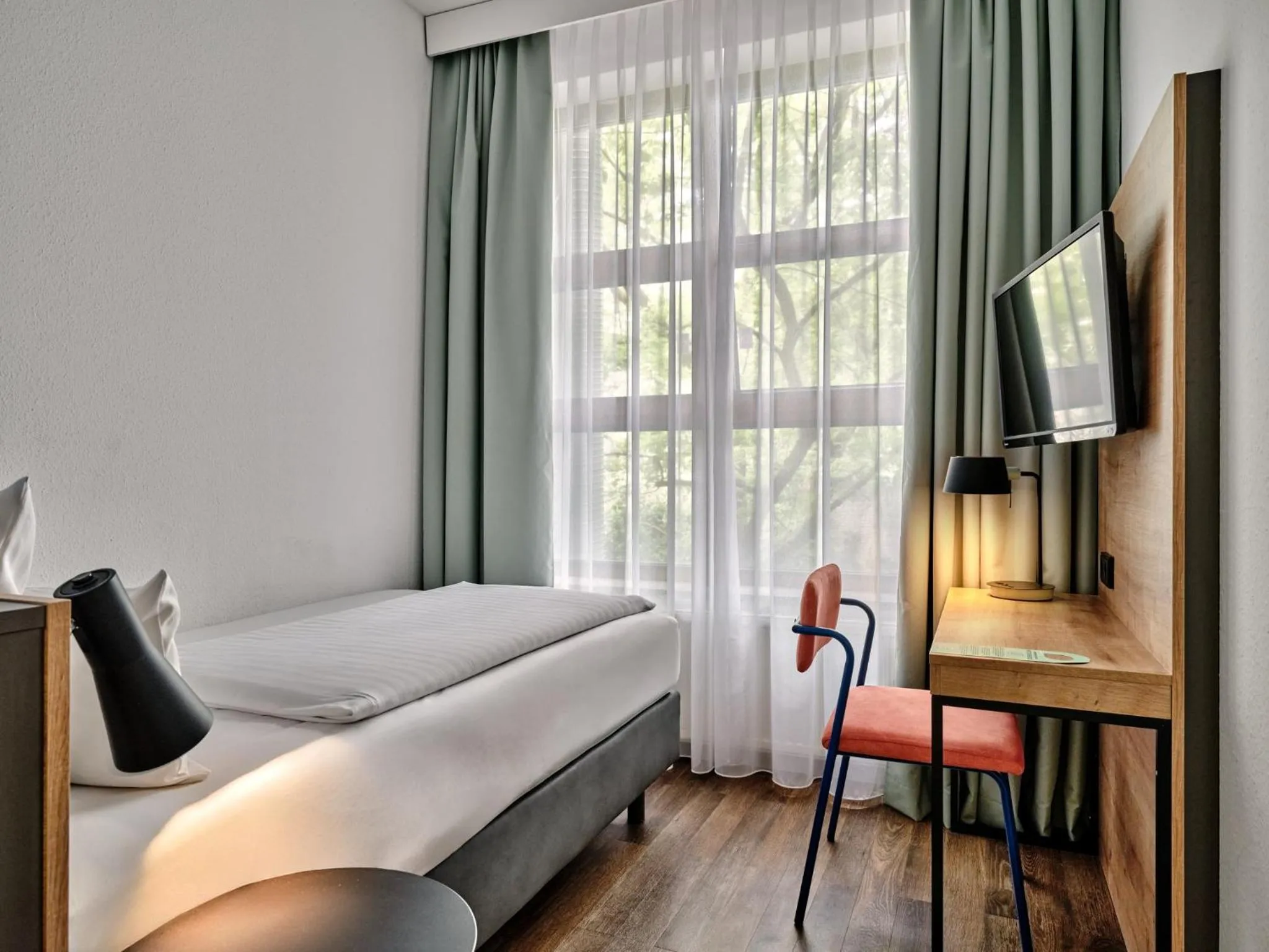 Photo of the whole room, Bed in Garner Hotel Berlin - Schöneberg by IHG