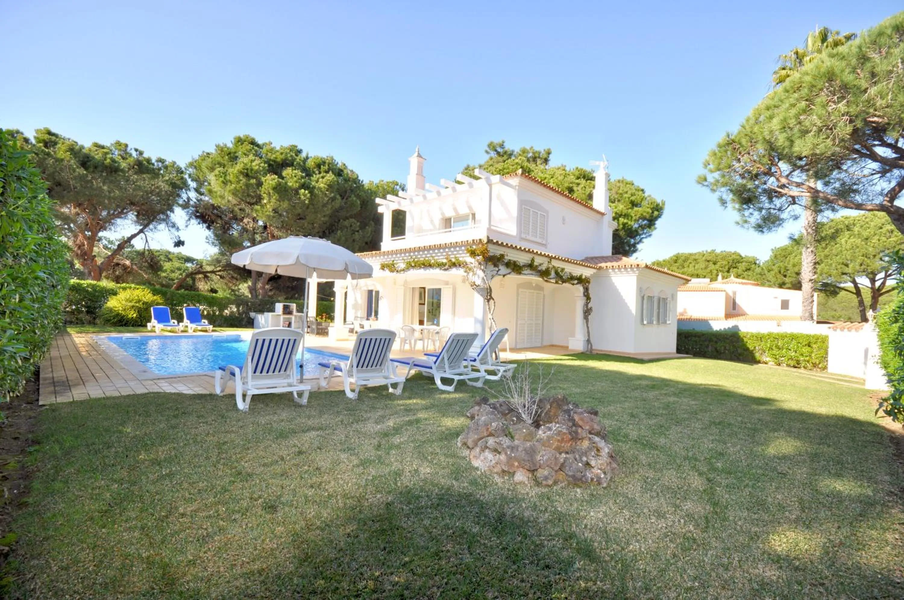 Garden in Charming Villa, Private Pool, Walking Distance to Centre, Free AC Wifi