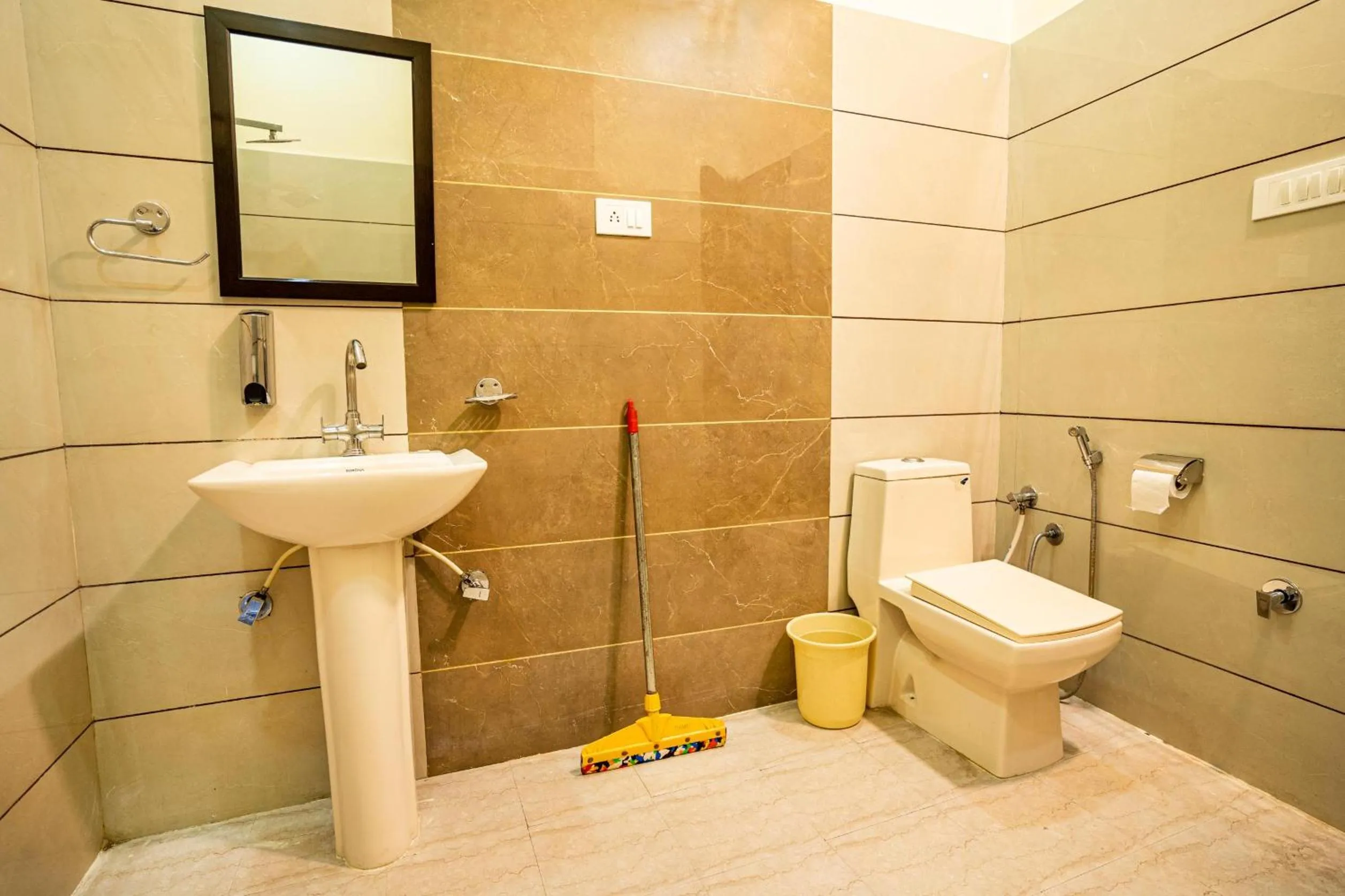 Bathroom in goSTOPS Amritsar, Chatiwind Gate