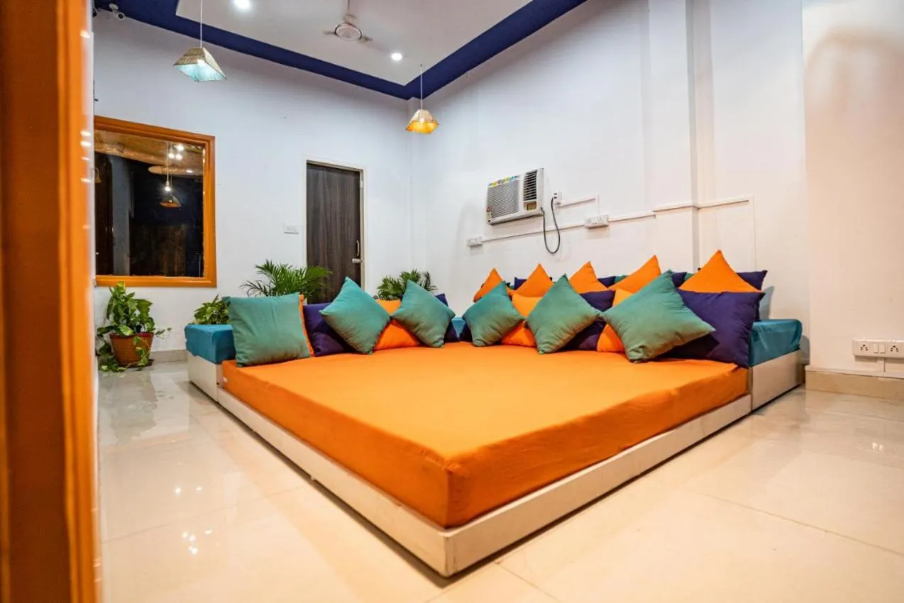 Seating area, Bed in goSTOPS Amritsar, Chatiwind Gate