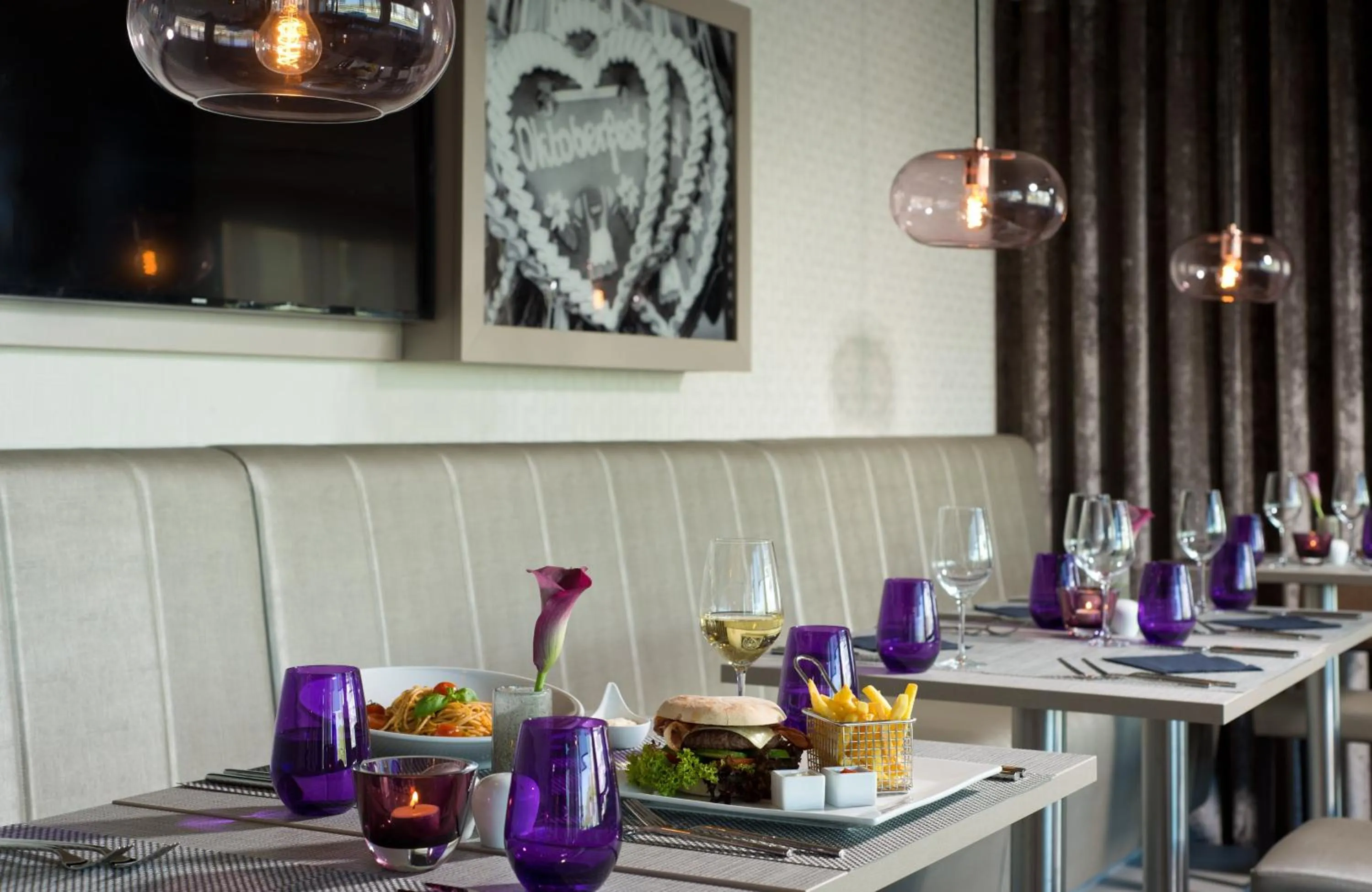 Restaurant/places to eat in Leonardo Hotel Munich City Olympiapark