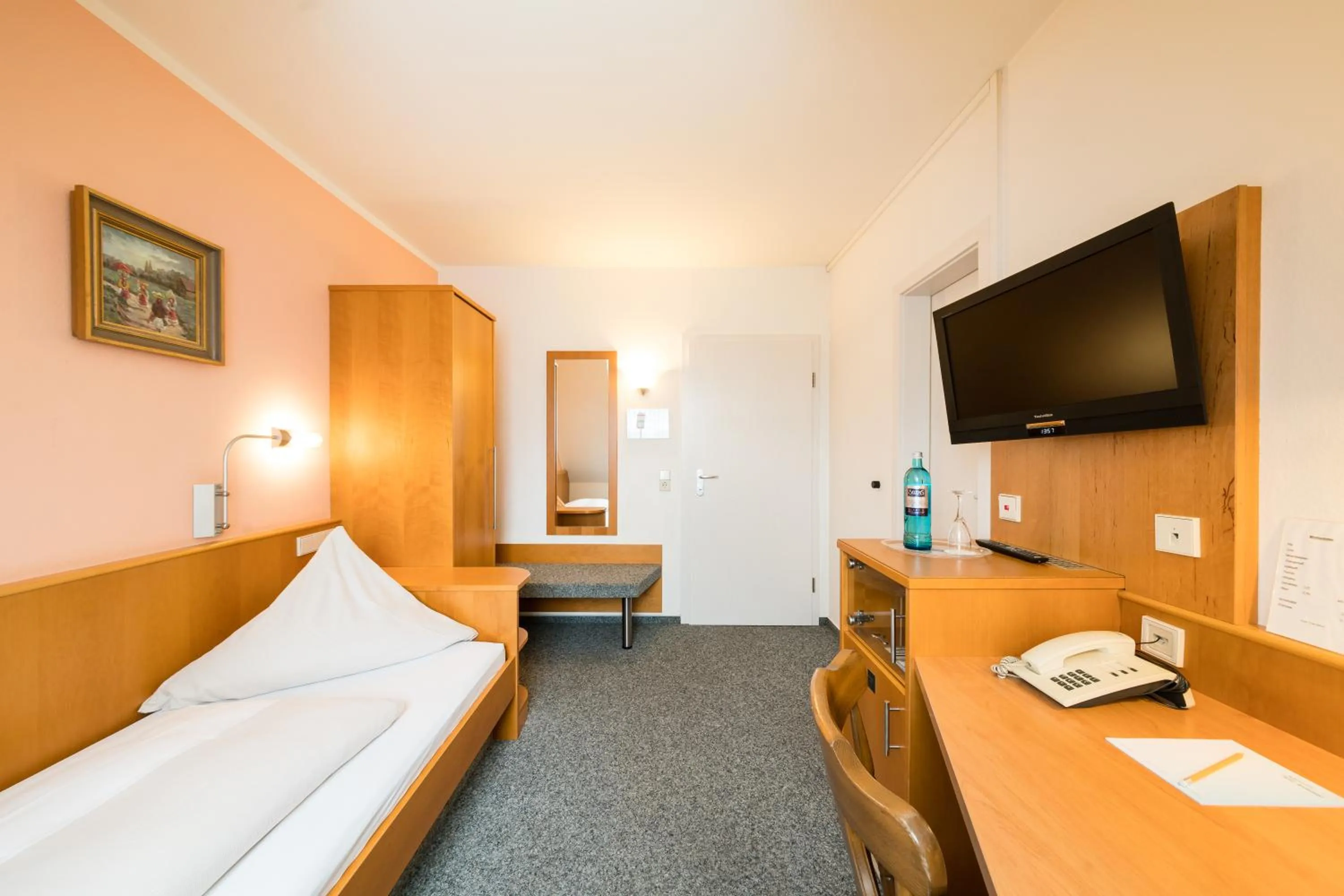 TV and multimedia, Bed in Hotel Restaurant Vater Rhein