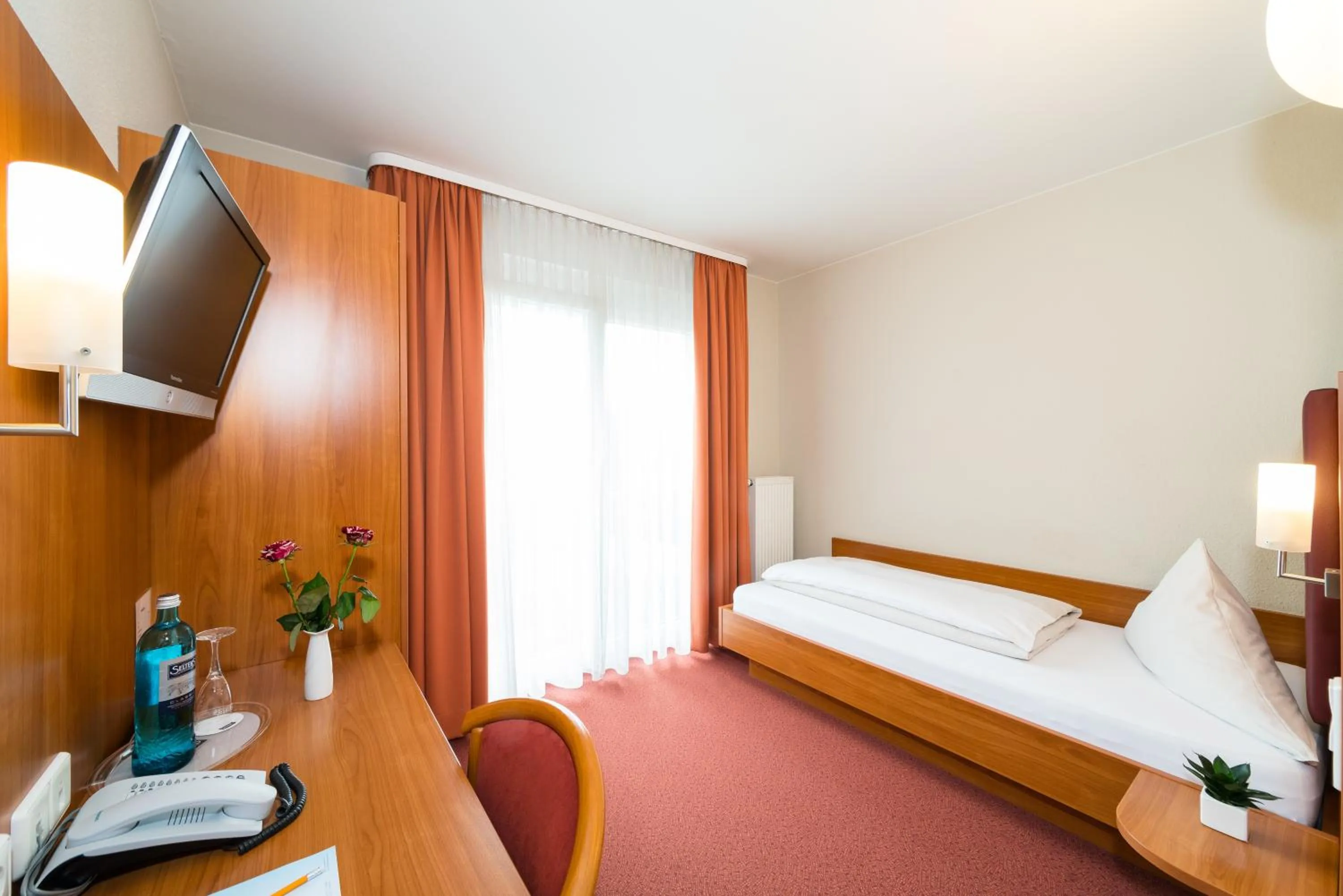 TV and multimedia, Bed in Hotel Restaurant Vater Rhein