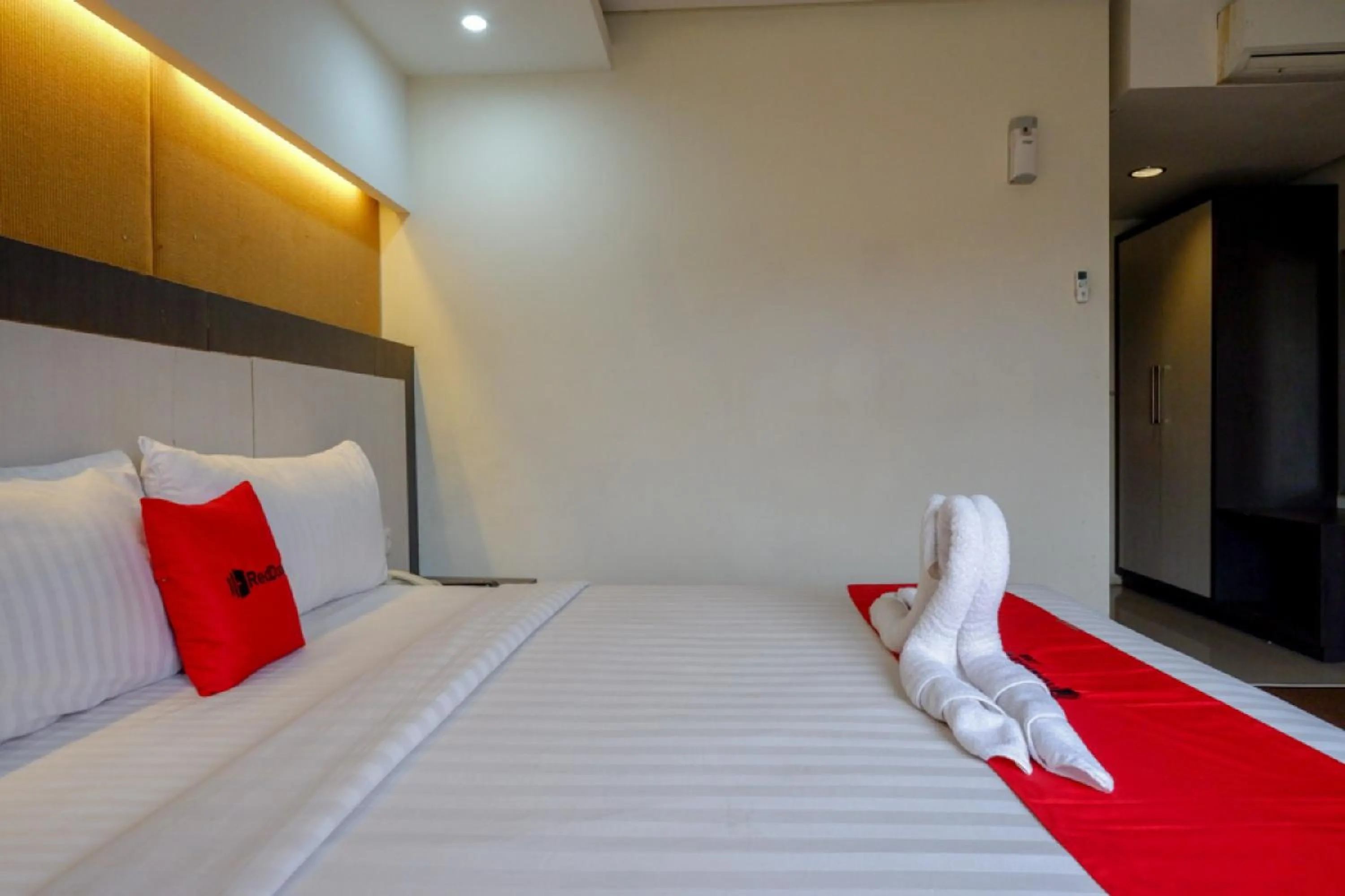 Bedroom, Bed in RedDoorz Plus near Hotel Benua Kendari