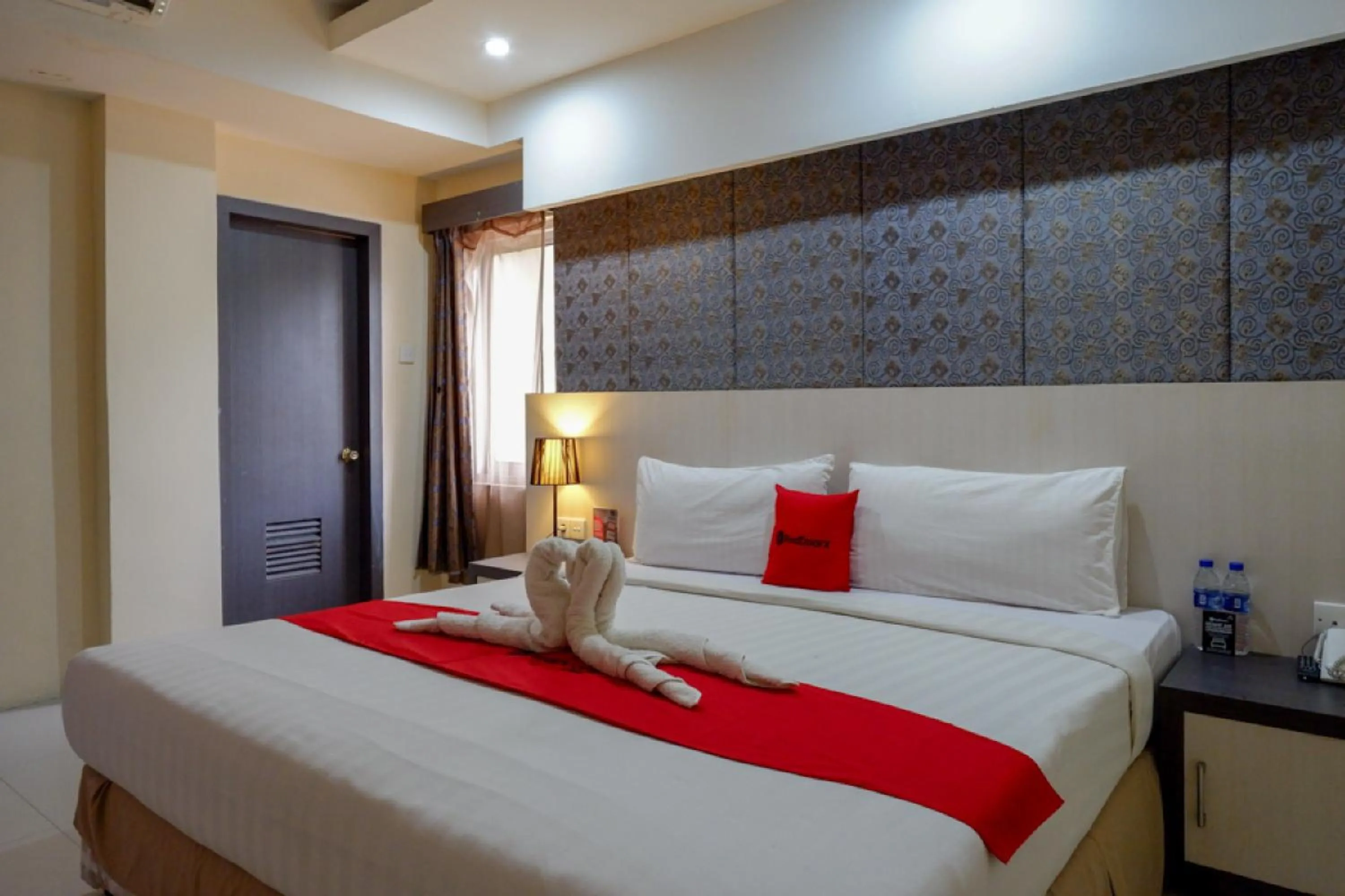 Bedroom, Bed in RedDoorz Plus near Hotel Benua Kendari