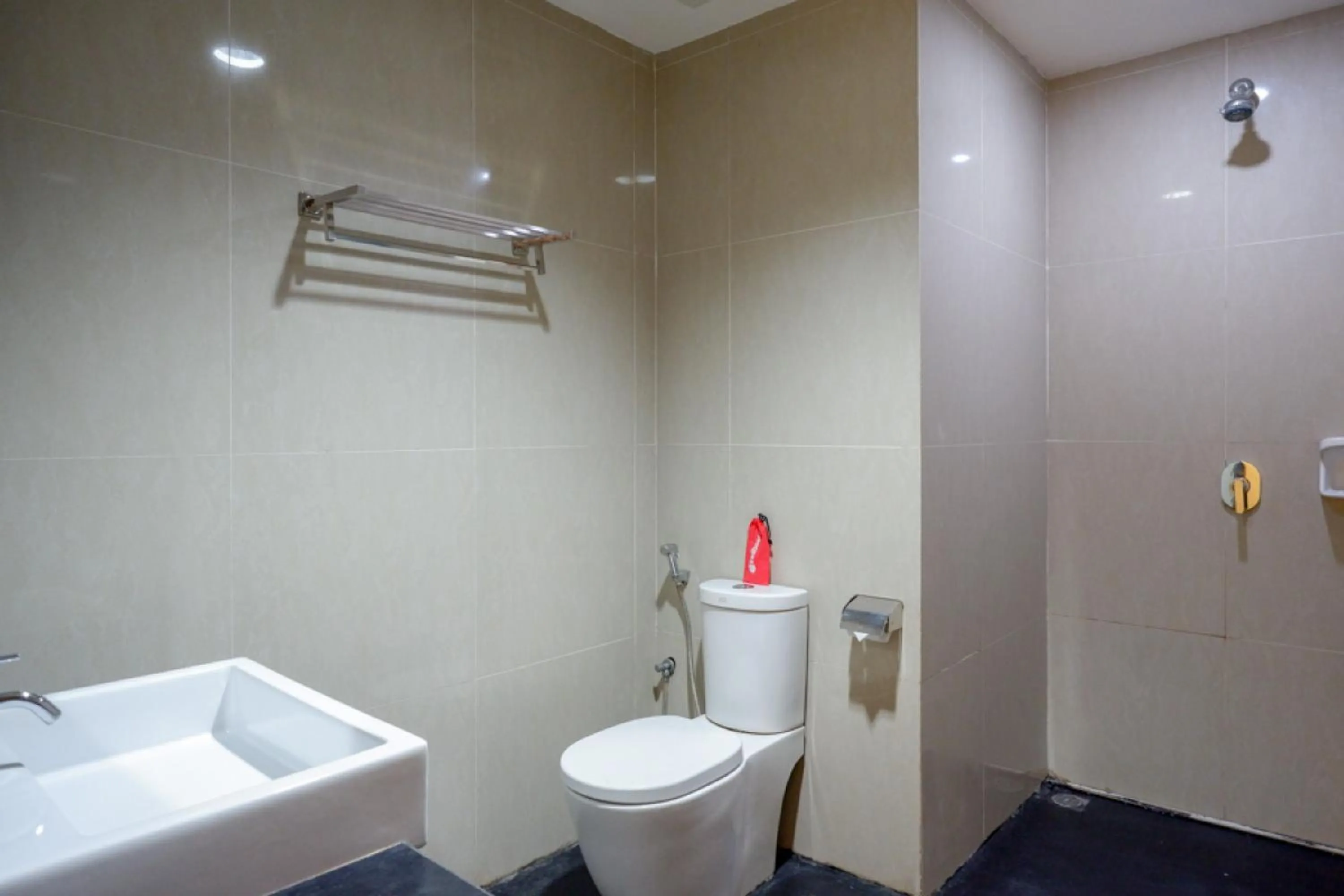 Bathroom in RedDoorz Plus near Hotel Benua Kendari