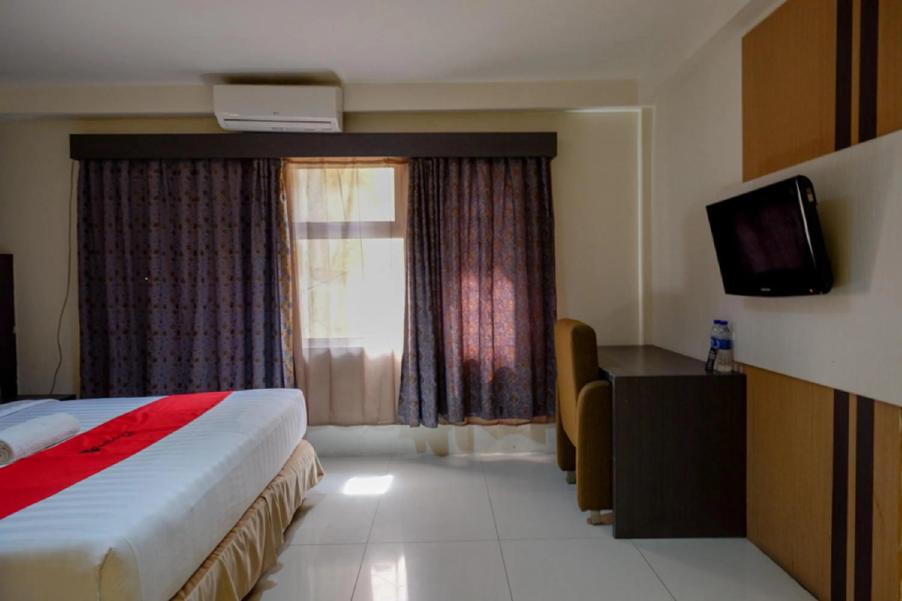 Bedroom, Bed in RedDoorz Plus near Hotel Benua Kendari