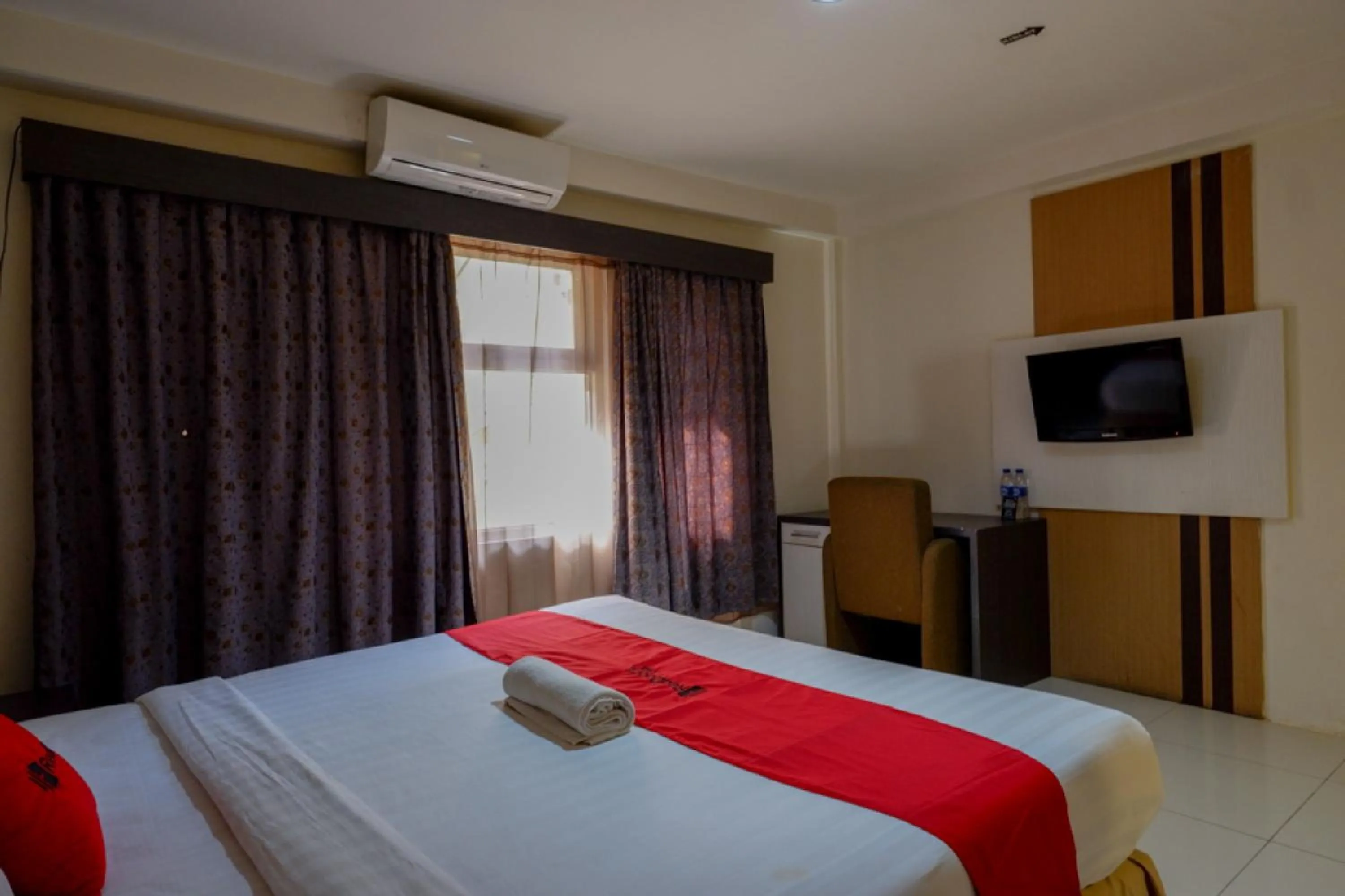 Bedroom, Bed in RedDoorz Plus near Hotel Benua Kendari