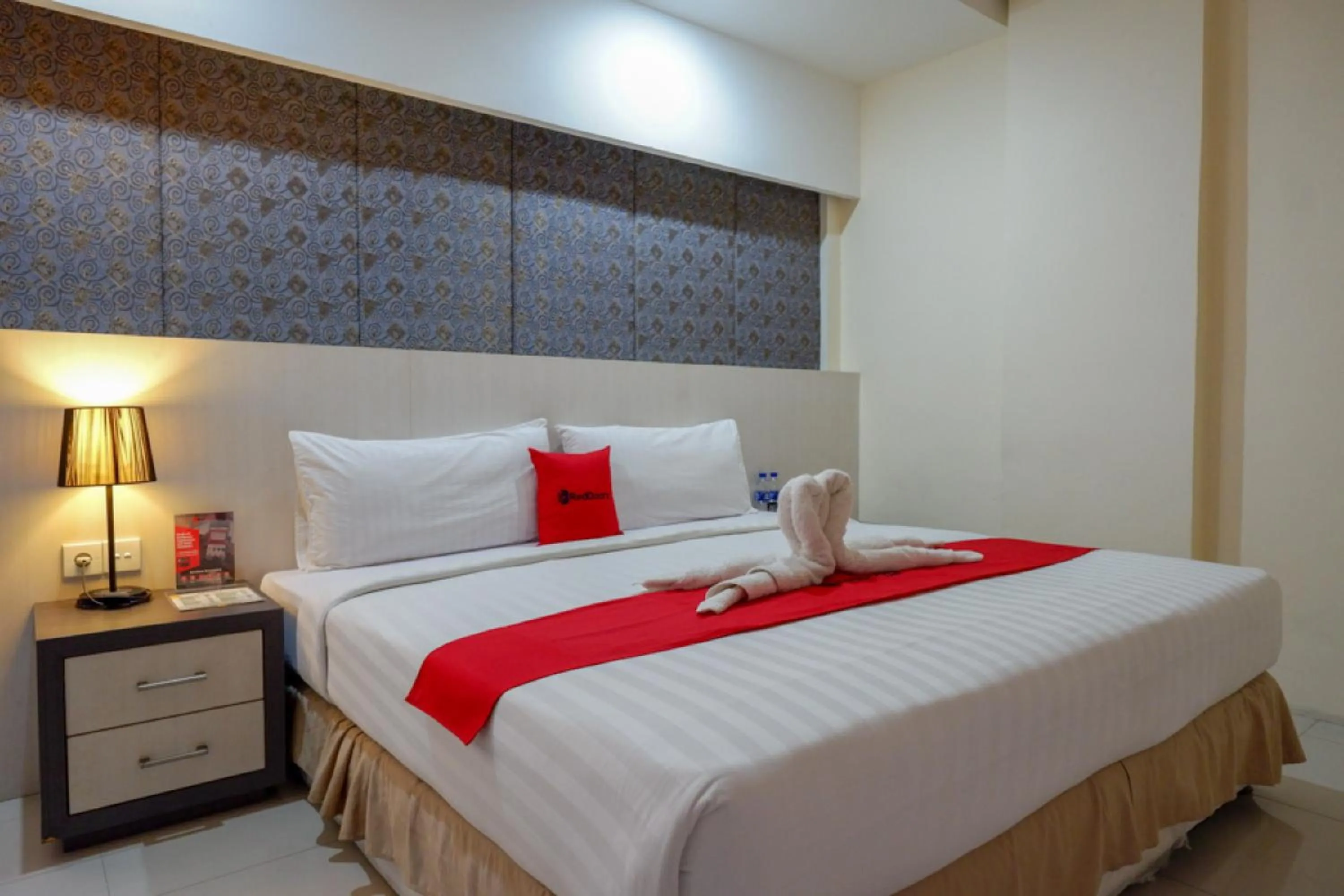 Bedroom, Bed in RedDoorz Plus near Hotel Benua Kendari