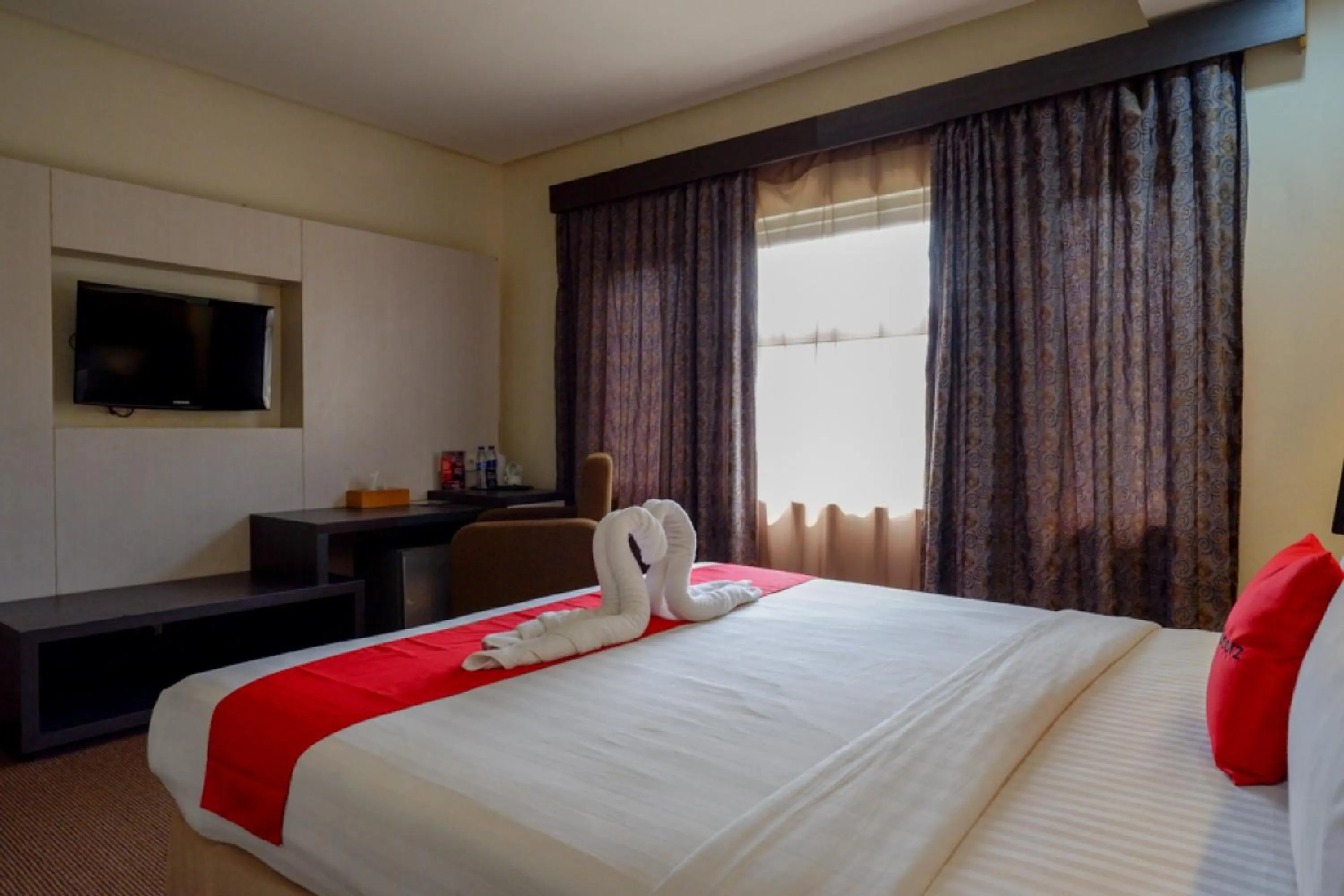 Bedroom, Bed in RedDoorz Plus near Hotel Benua Kendari