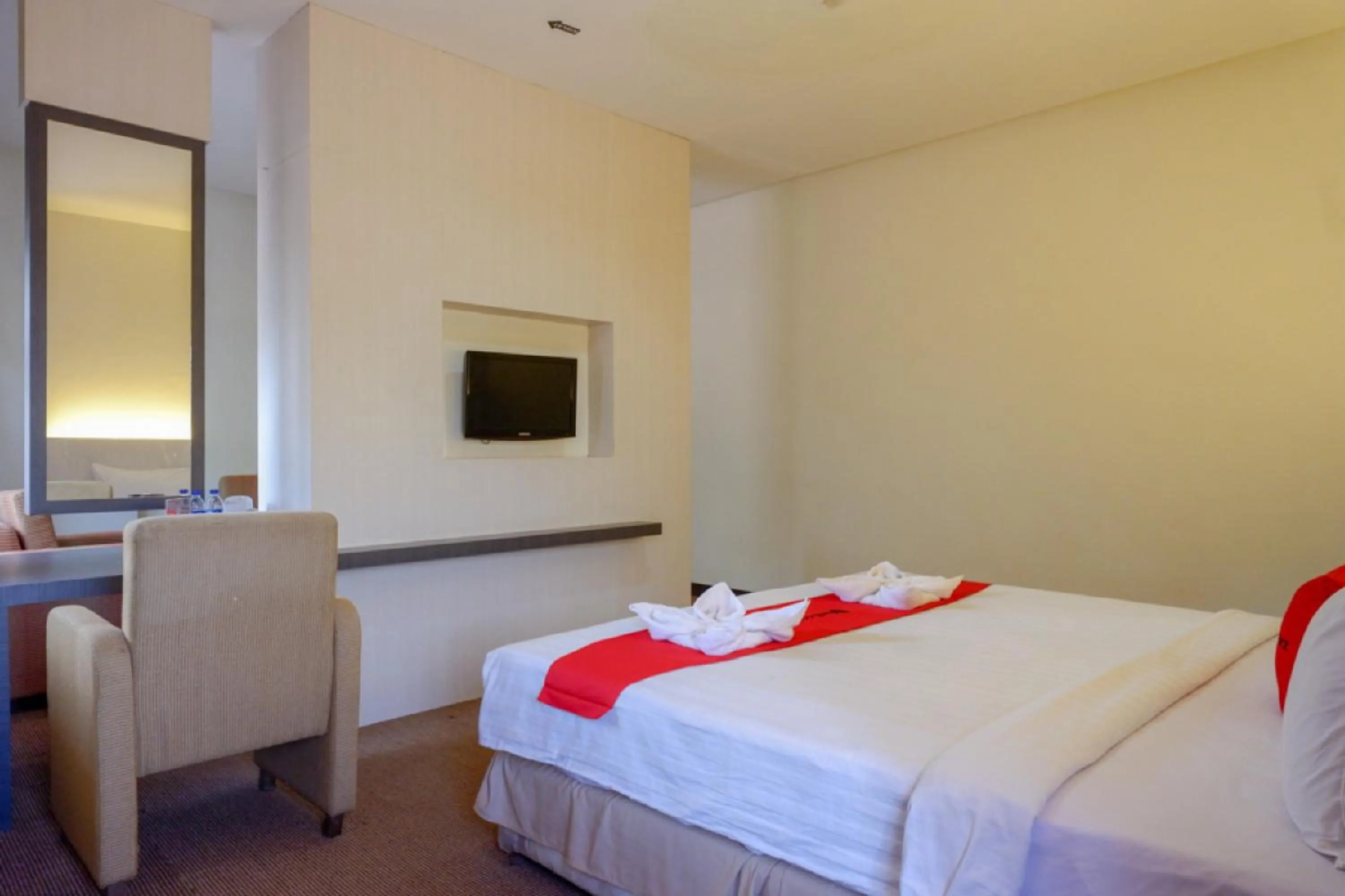Bedroom, Bed in RedDoorz Plus near Hotel Benua Kendari