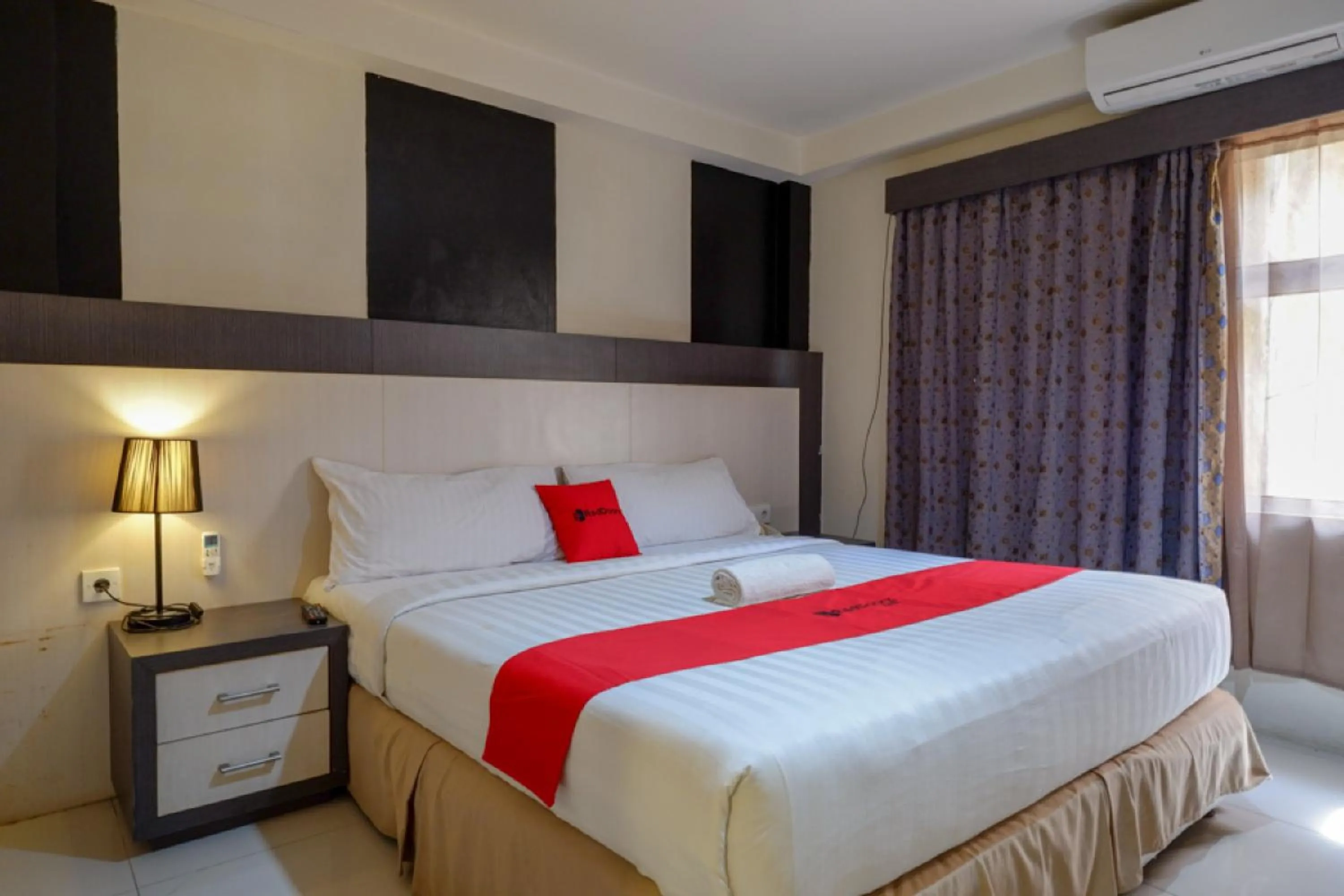 Bedroom, Bed in RedDoorz Plus near Hotel Benua Kendari