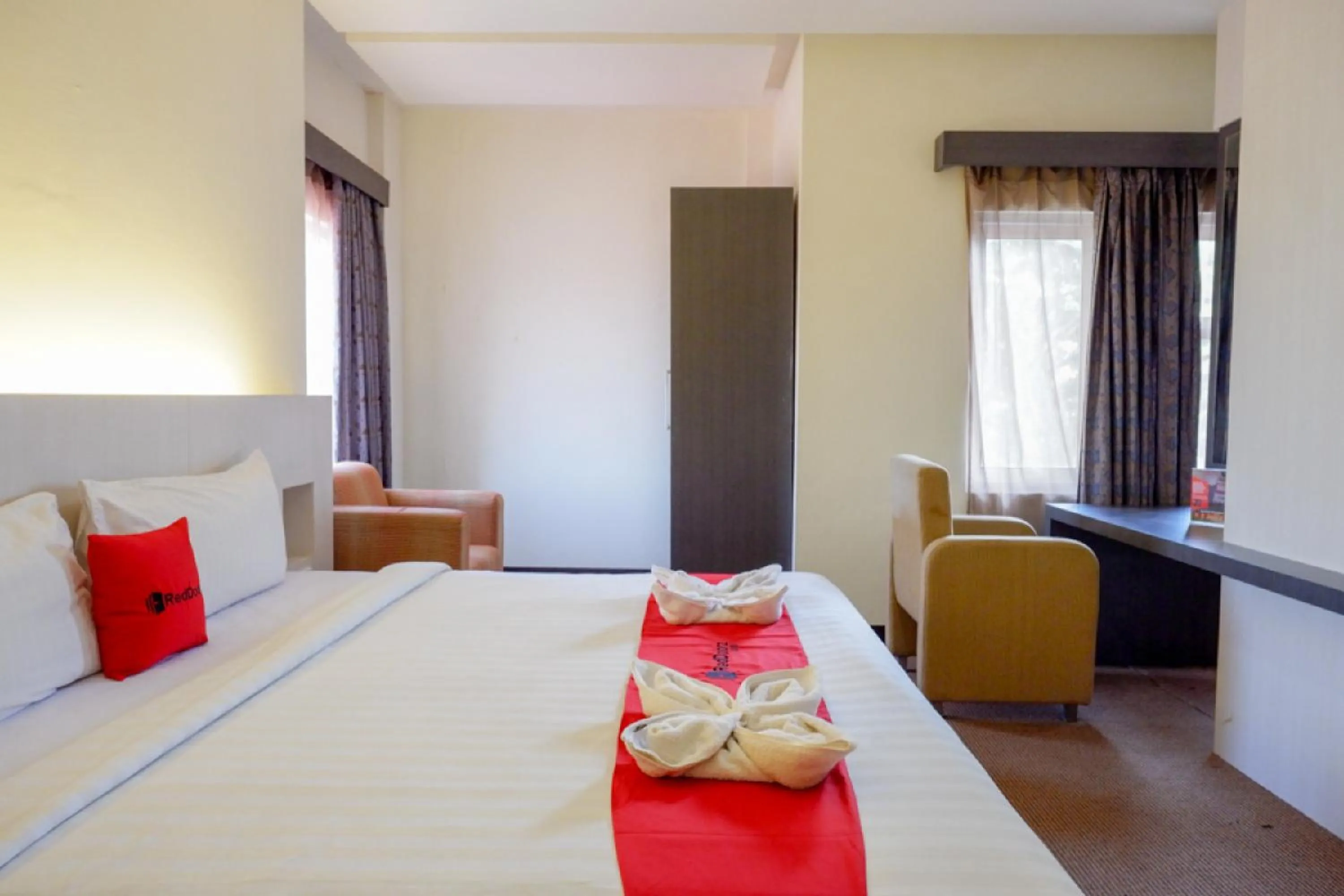 Bedroom, Bed in RedDoorz Plus near Hotel Benua Kendari