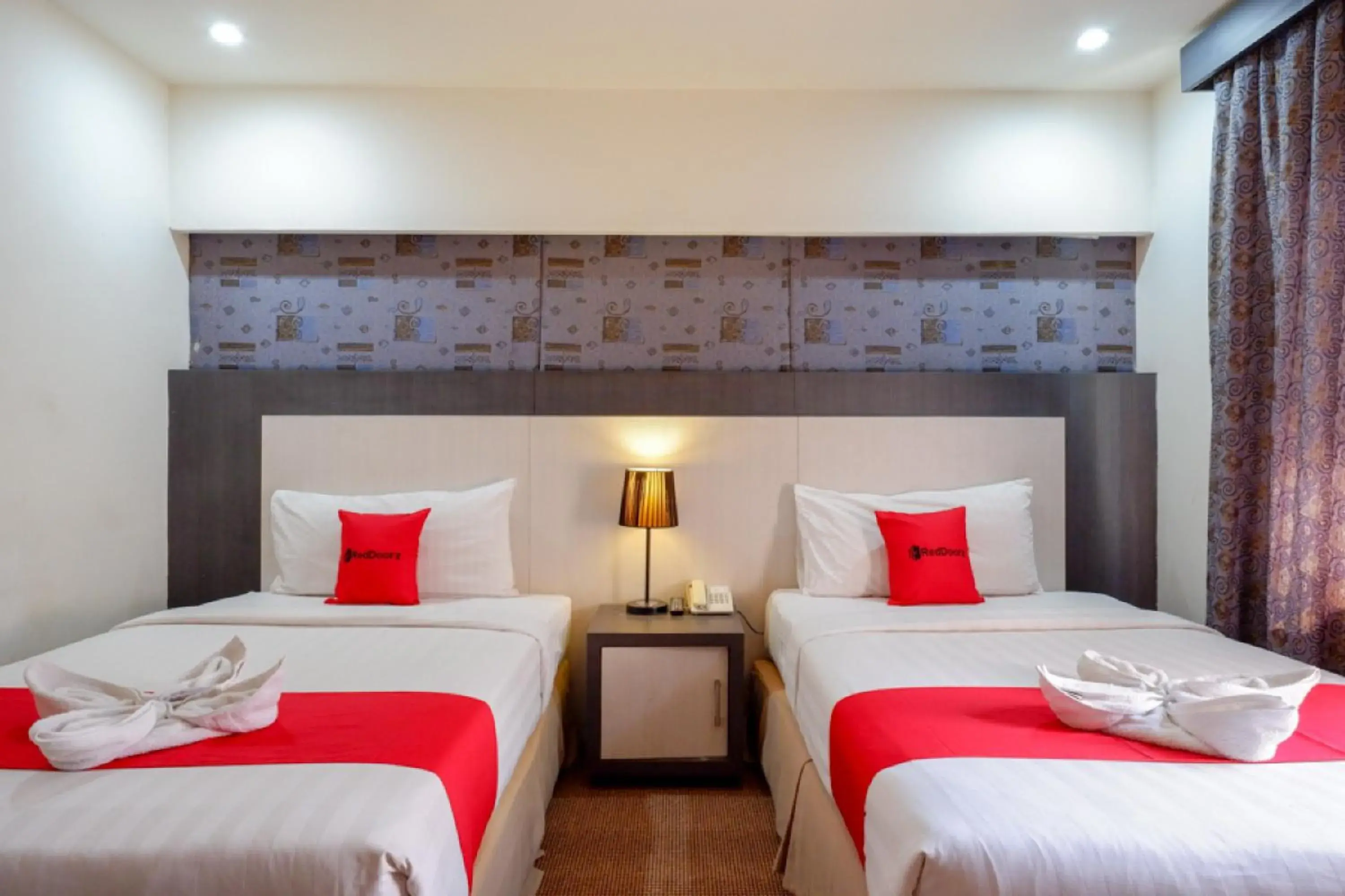 Deluxe Twin Room in RedDoorz Plus near Hotel Benua Kendari Deluxe Twin Room in RedDoorz Plus near Hotel Benua Kendari