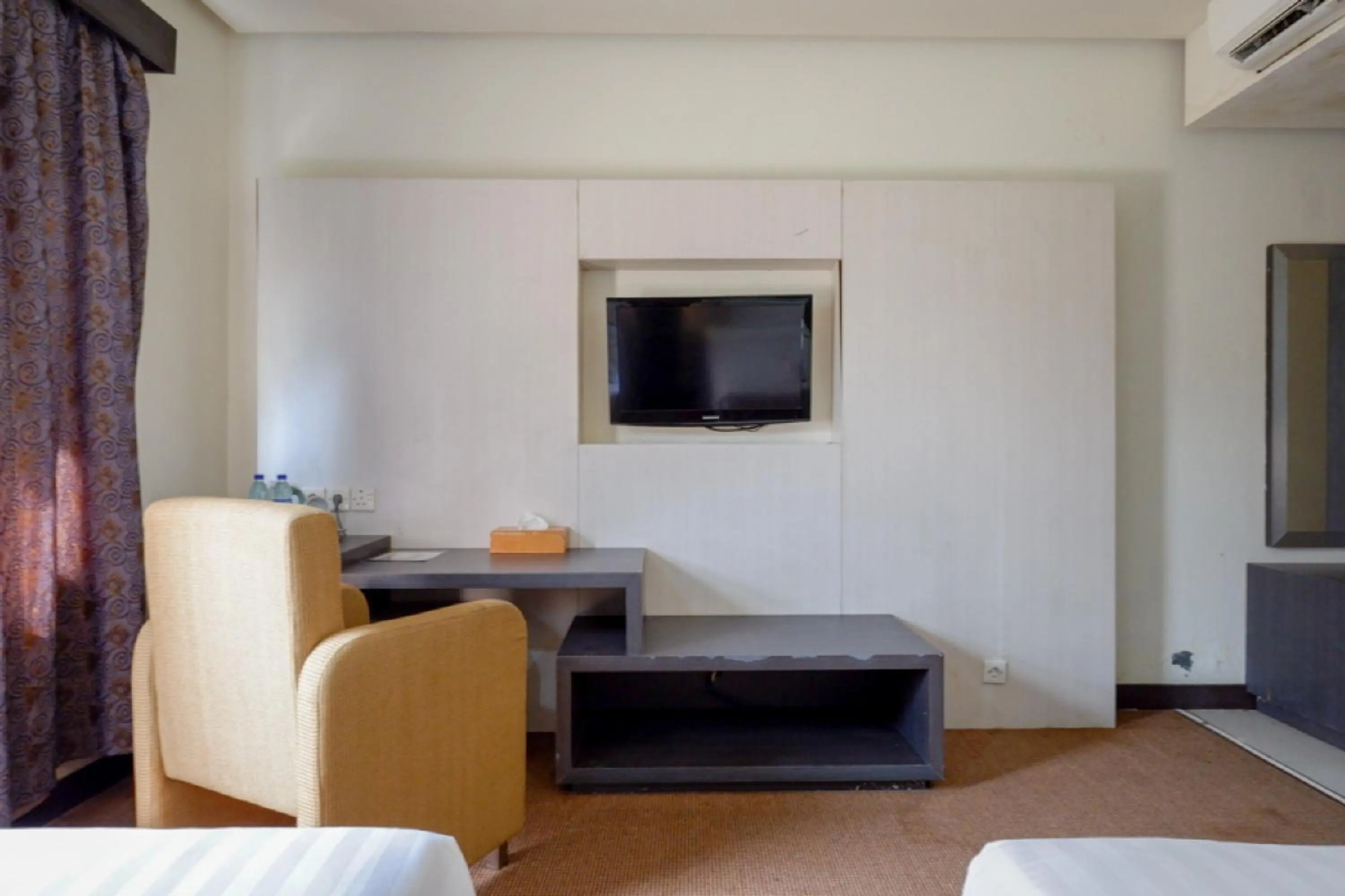 Seating area, Bed in RedDoorz Plus near Hotel Benua Kendari