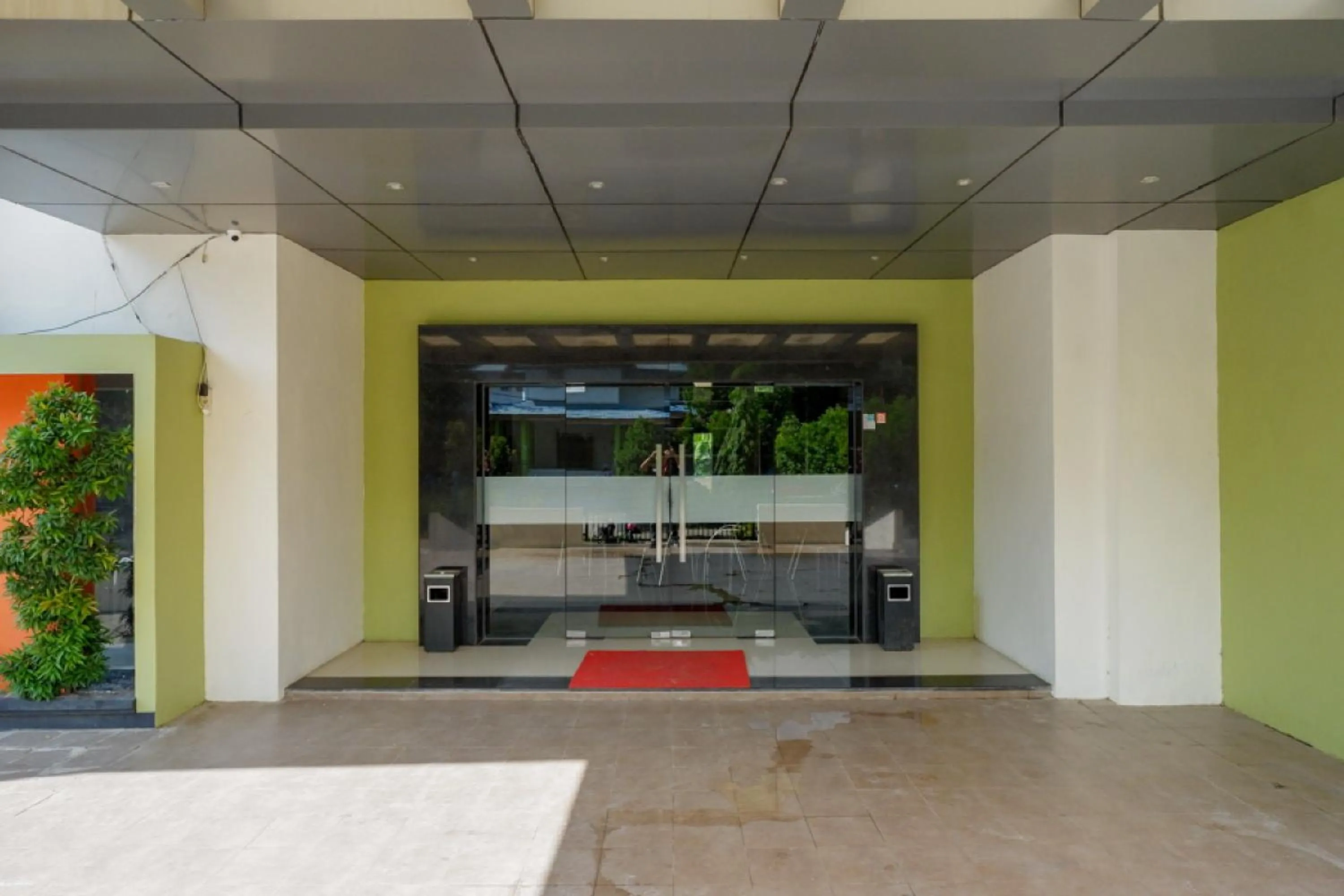 Facade/entrance in RedDoorz Plus near Hotel Benua Kendari
