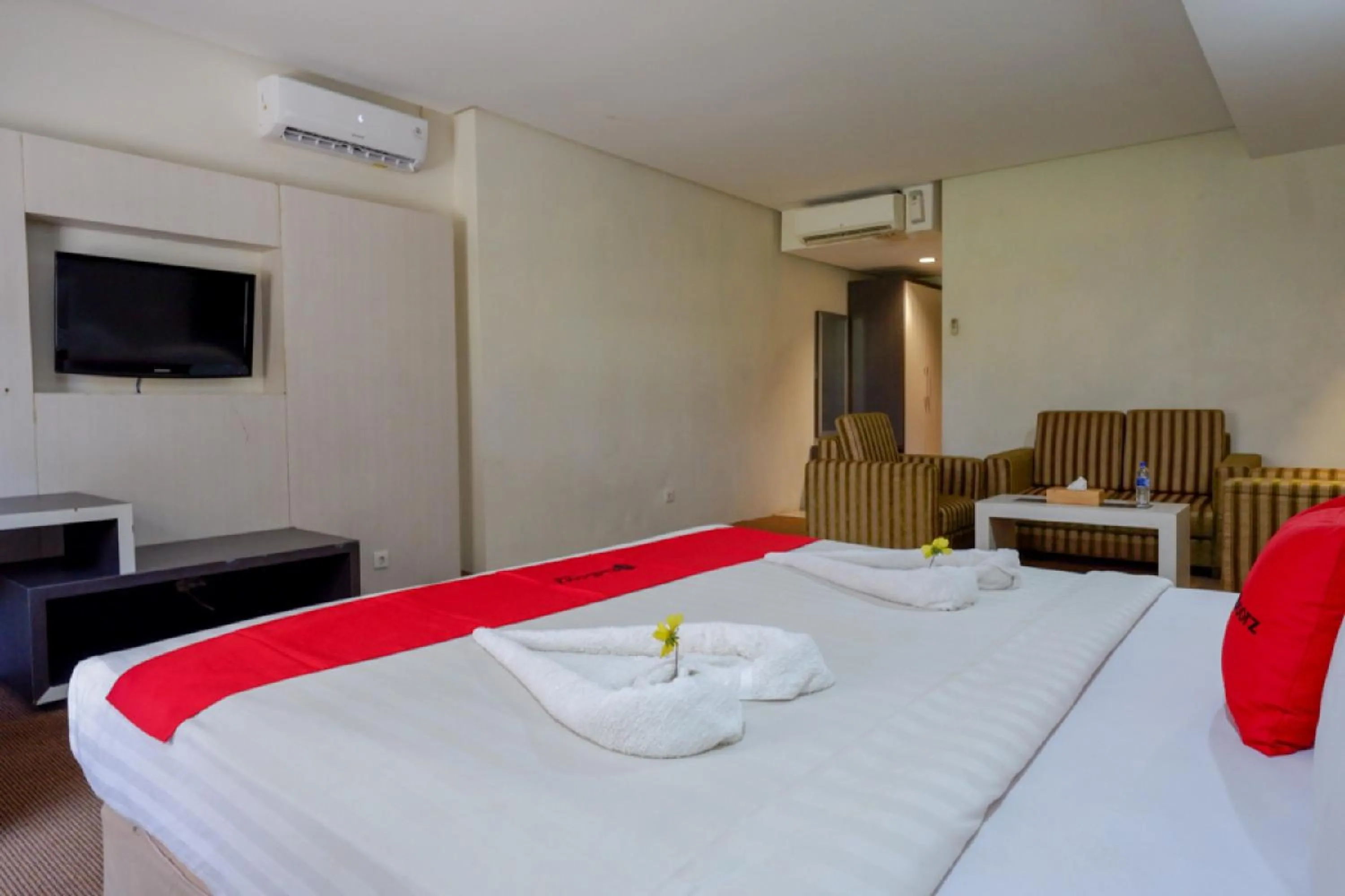 Bedroom, Bed in RedDoorz Plus near Hotel Benua Kendari