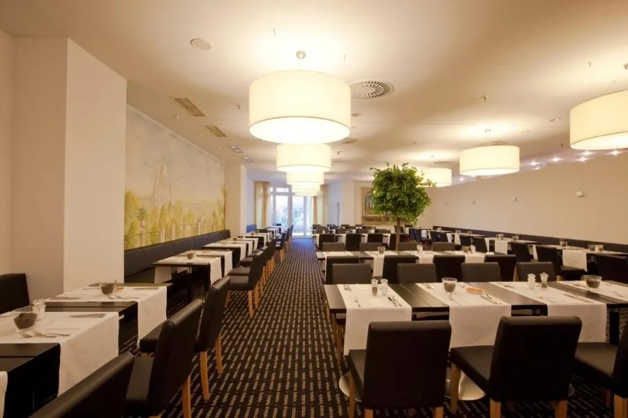 Restaurant/places to eat in relexa Hotel Frankfurt am Main (Superior)