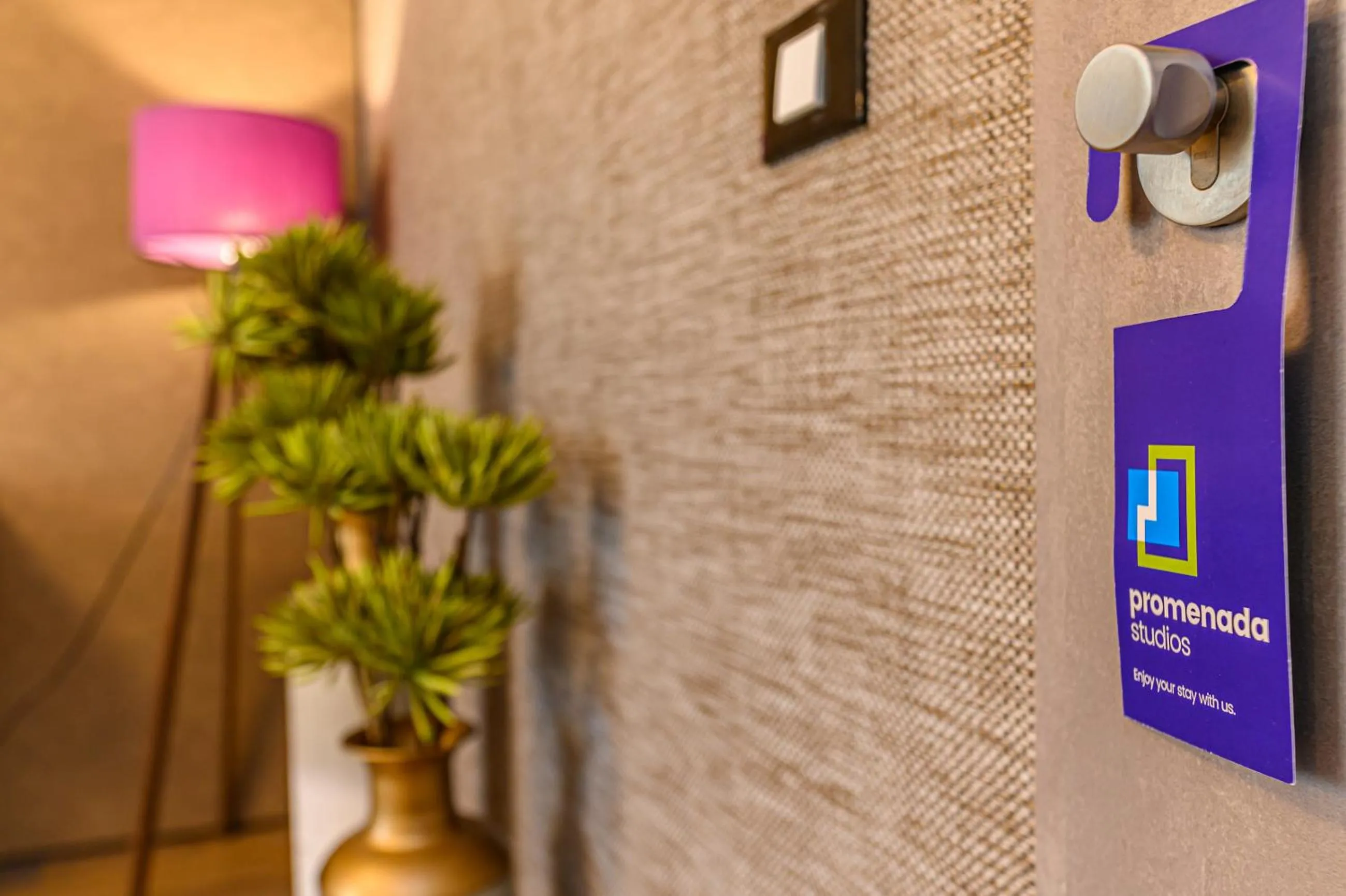 Decorative detail in Promenada Studios