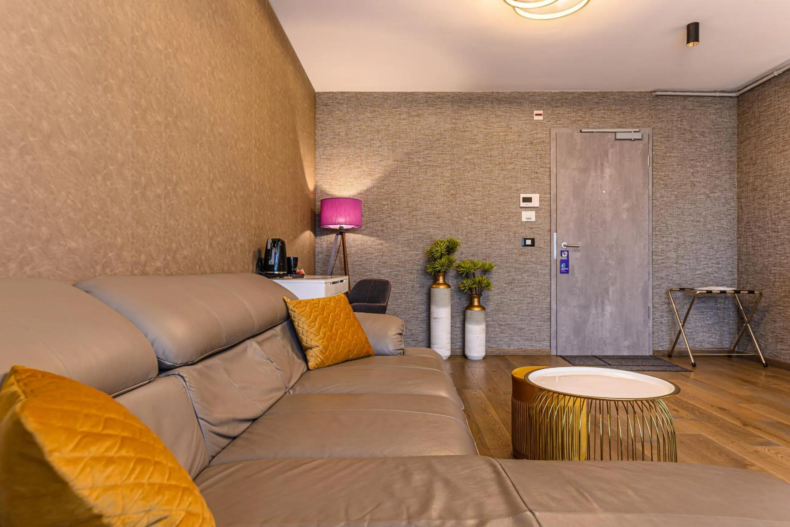 Decorative detail in Promenada Studios