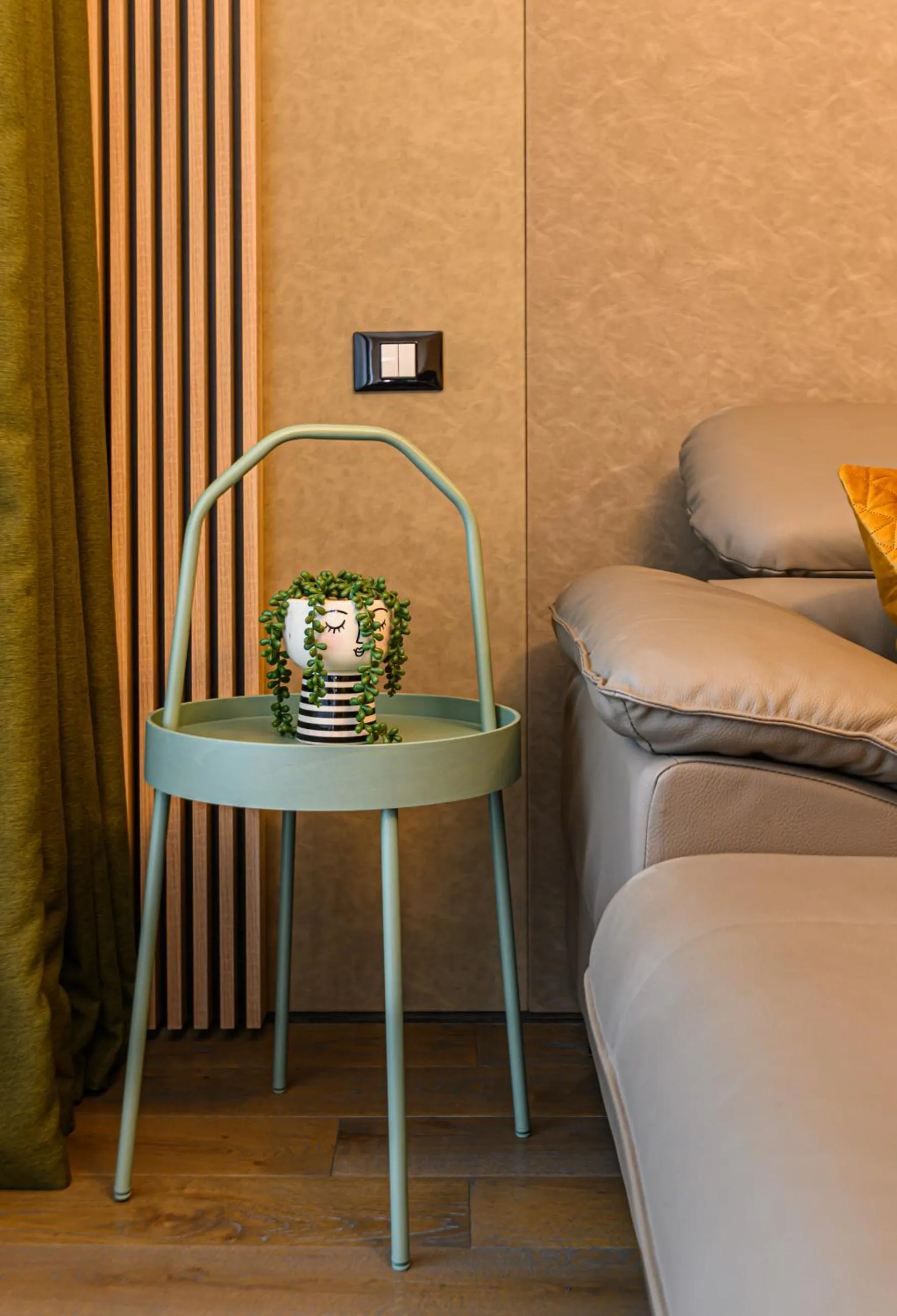 Decorative detail in Promenada Studios