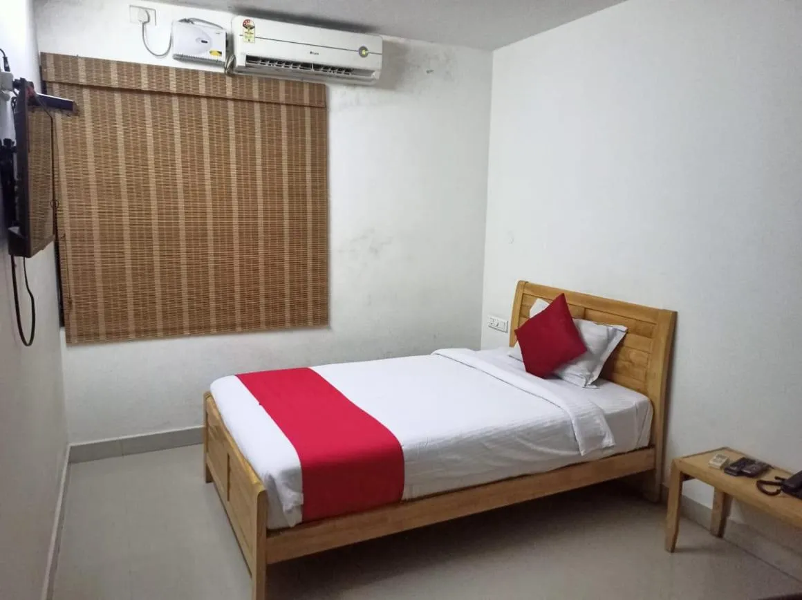 TV and multimedia, Bed in Hotel Tri-Star Residency