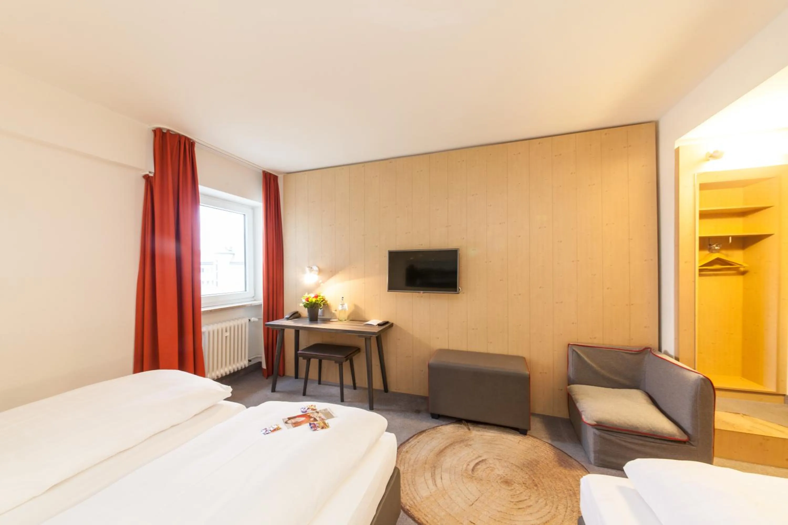 Photo of the whole room, Bed in Sure Hotel by Best Western Muenchen Hauptbahnhof