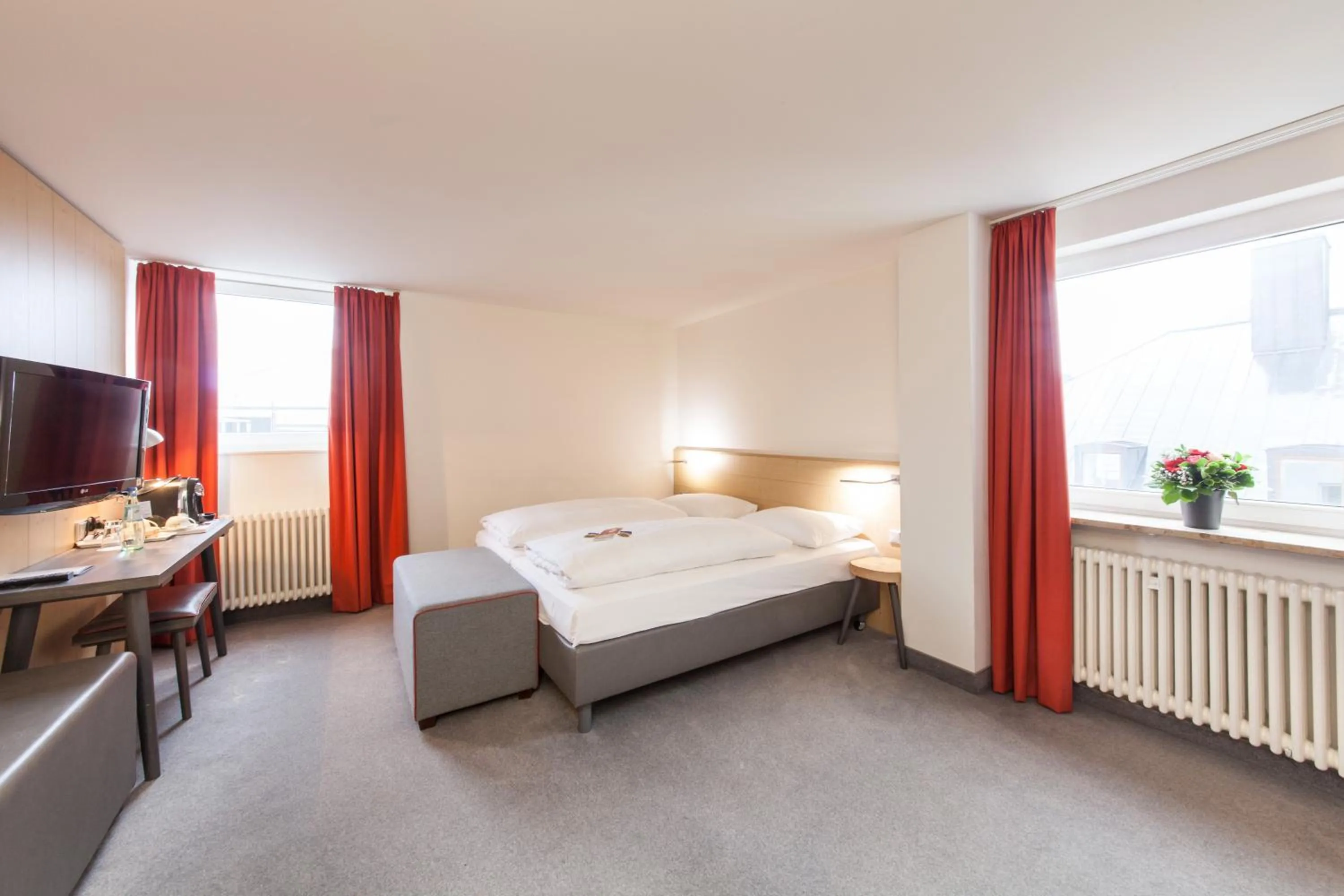 Photo of the whole room, Bed in Sure Hotel by Best Western Muenchen Hauptbahnhof