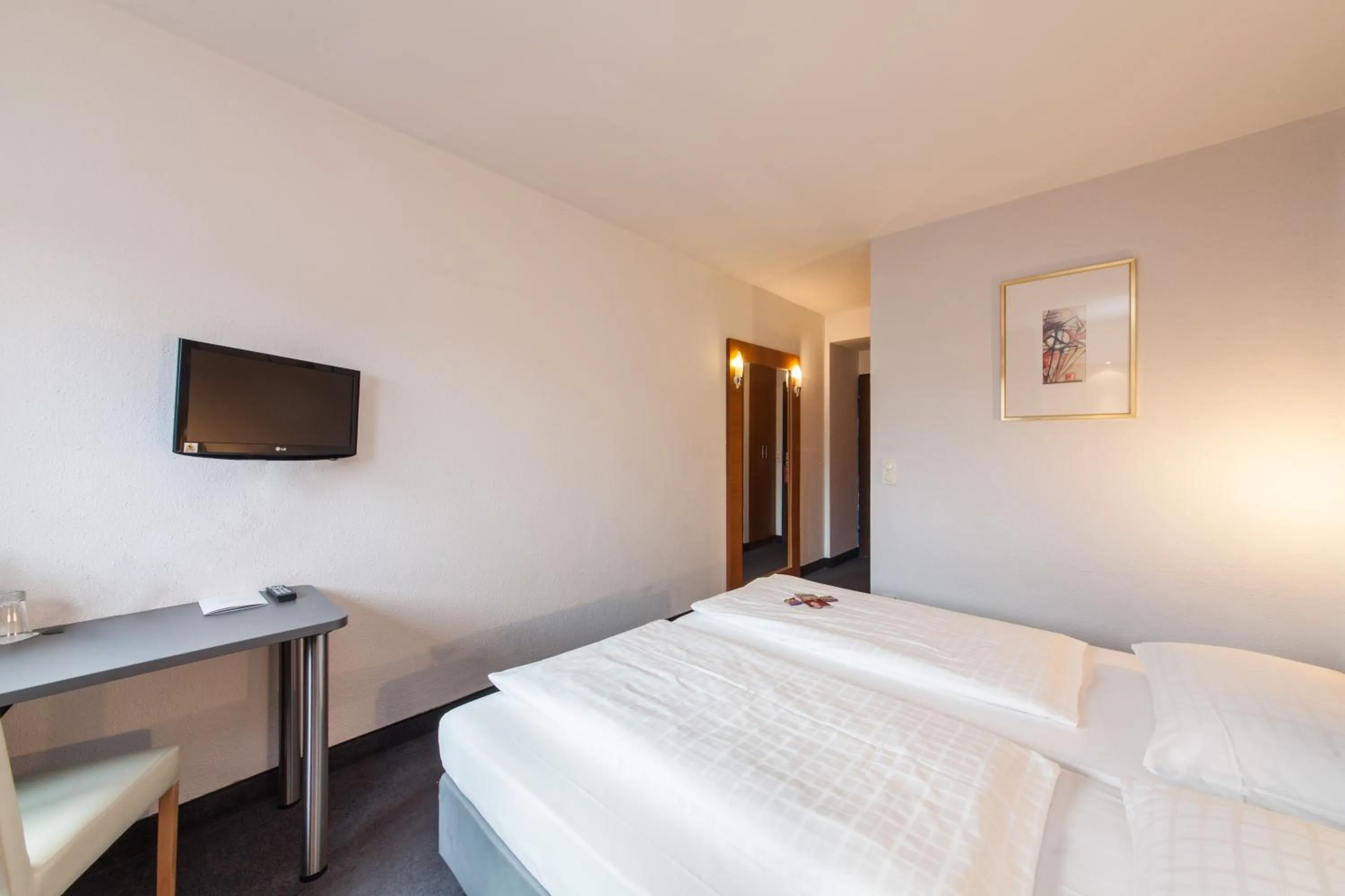Photo of the whole room, Bed in Sure Hotel by Best Western Muenchen Hauptbahnhof
