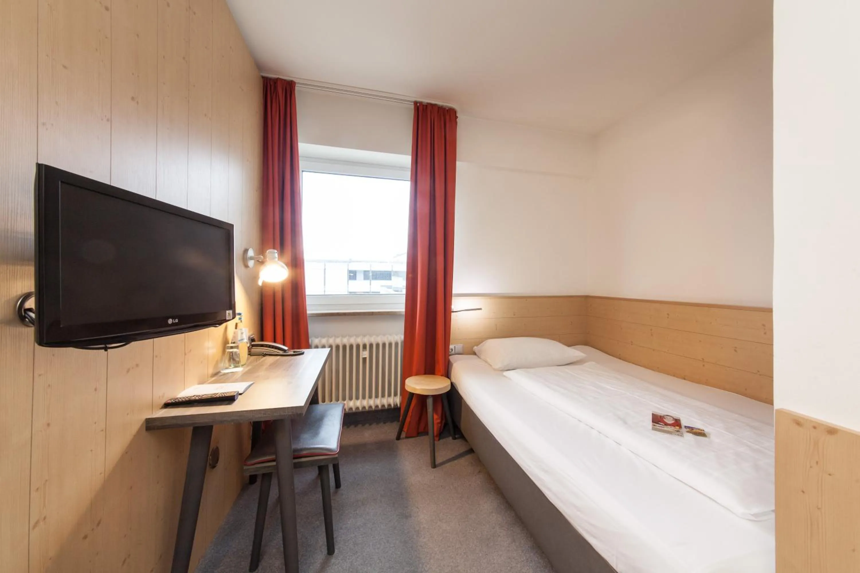 Photo of the whole room, Bed in Sure Hotel by Best Western Muenchen Hauptbahnhof