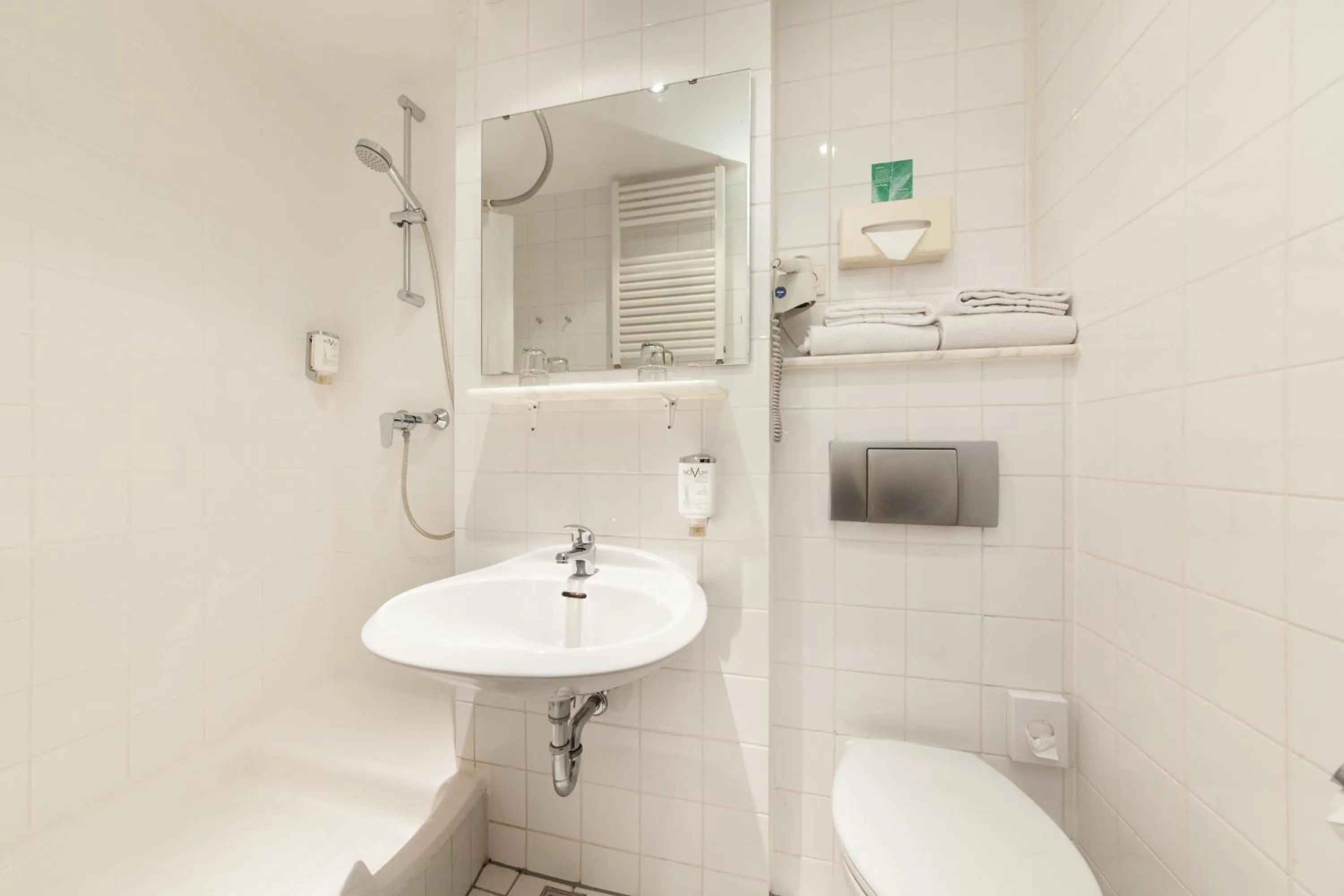 Bathroom in Sure Hotel by Best Western Muenchen Hauptbahnhof