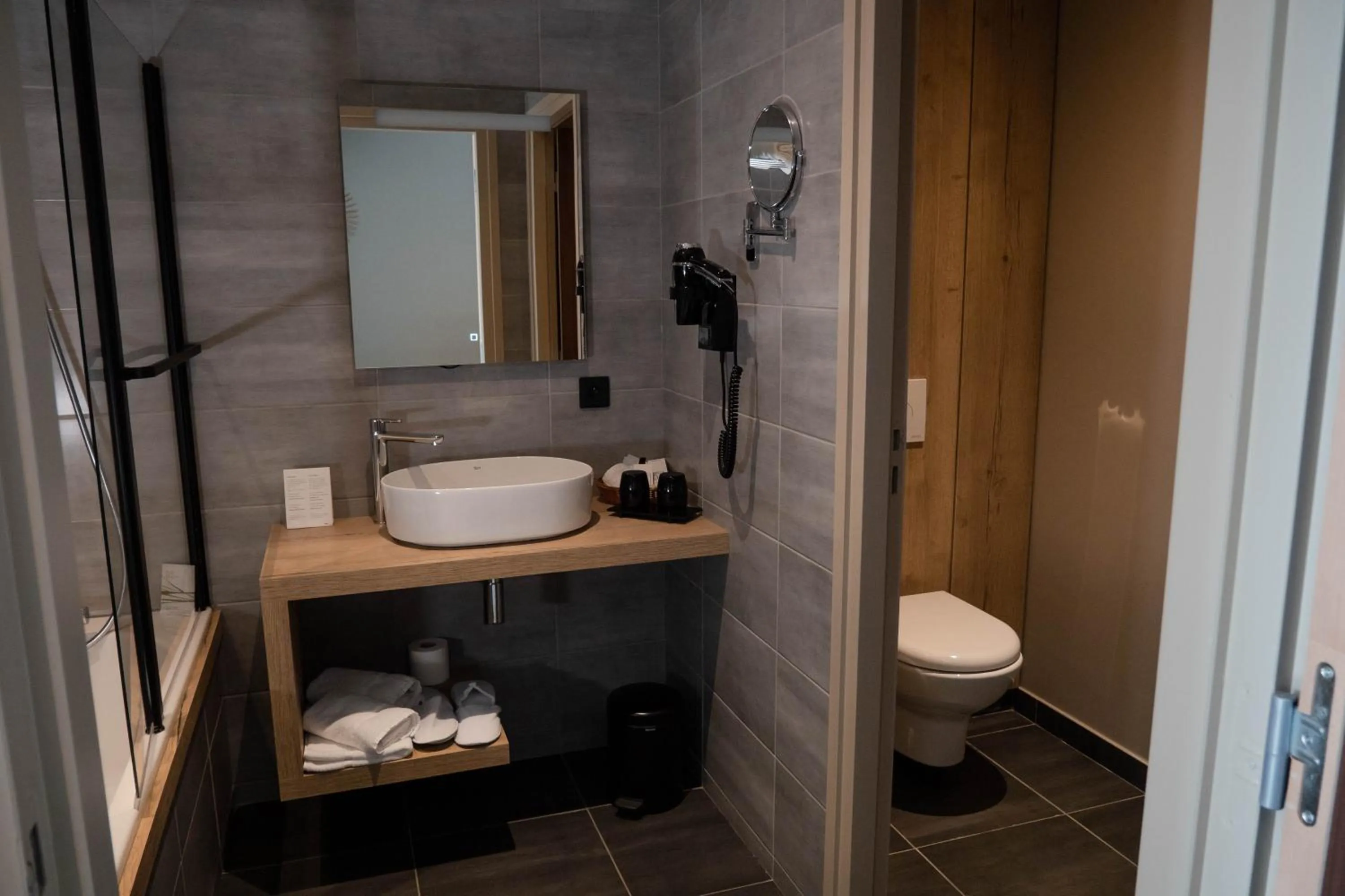 Bathroom in Hôtel & Restaurant La maison des blés