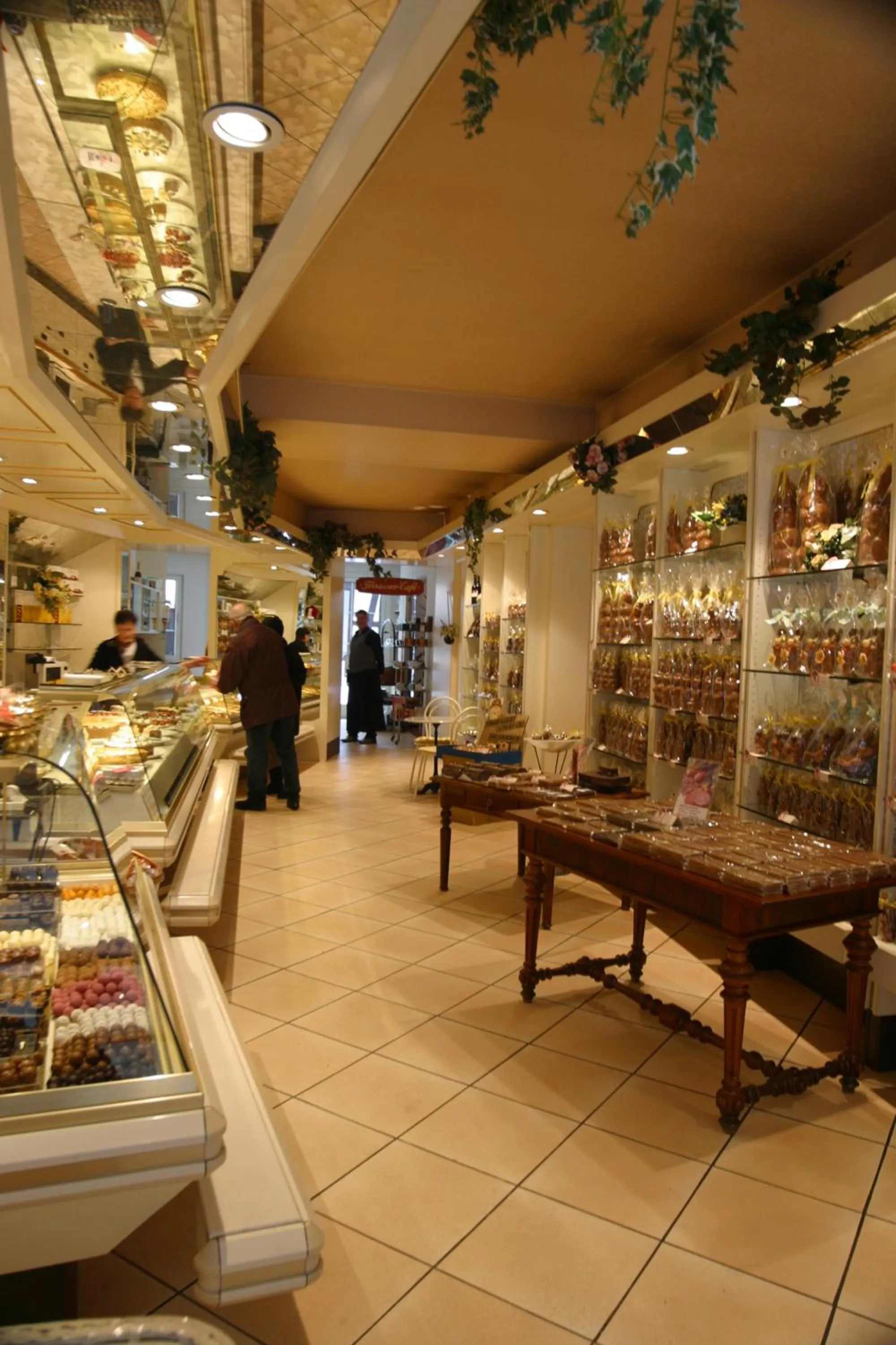 Restaurant/places to eat in Hotel Café Adler 24h self check in