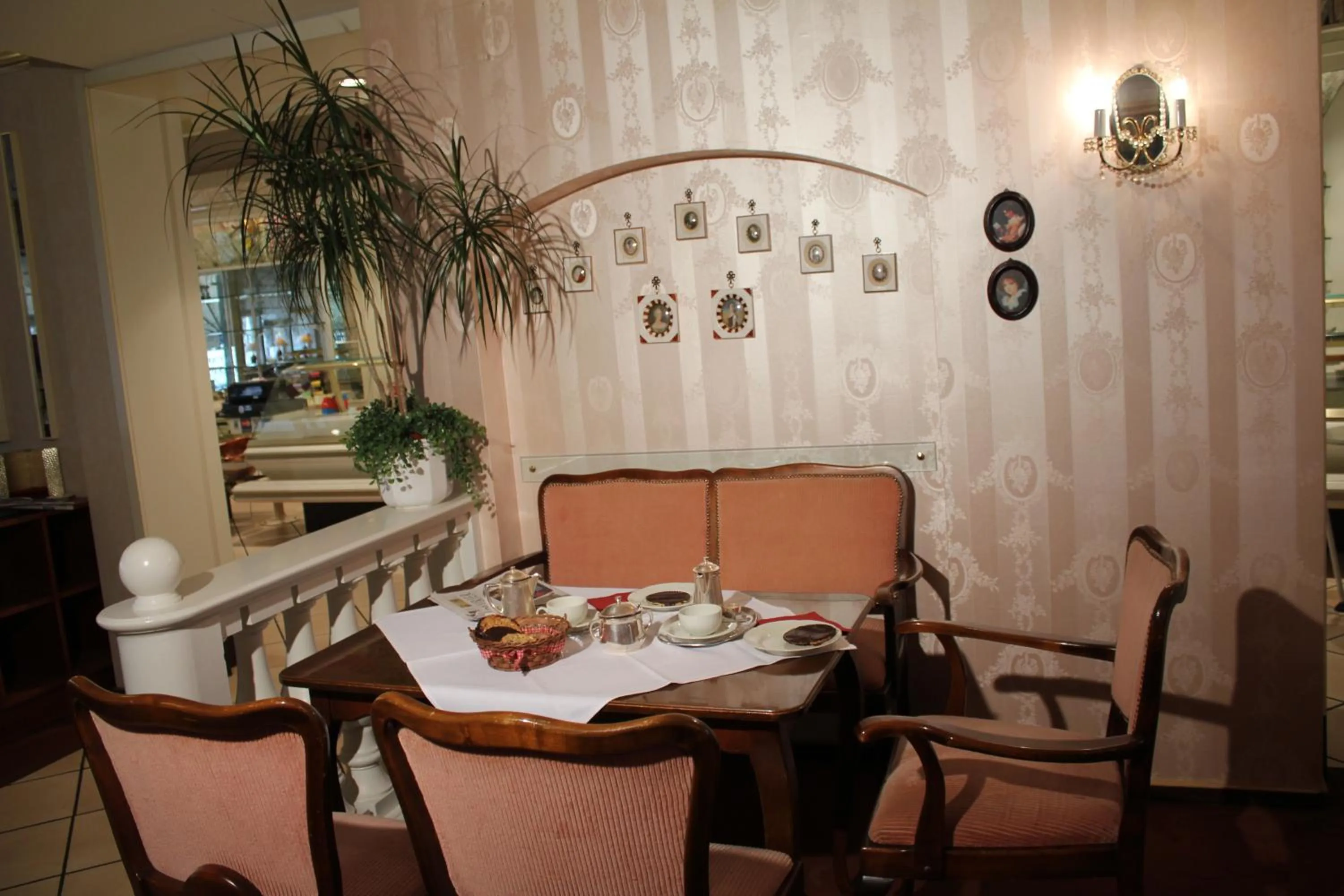 Restaurant/places to eat in Hotel Café Adler 24h self check in