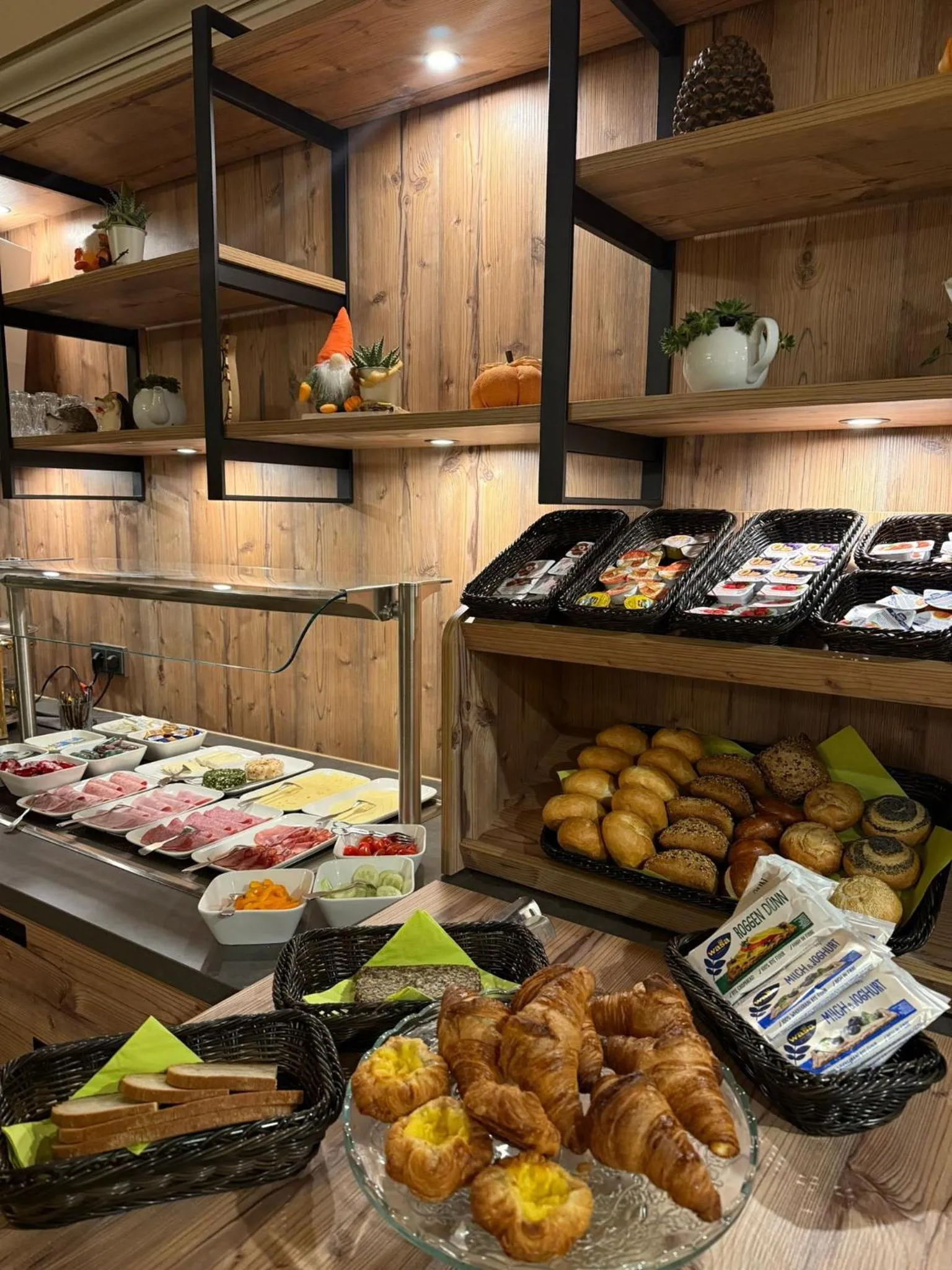 Breakfast in Hotel Café Adler 24h self check in