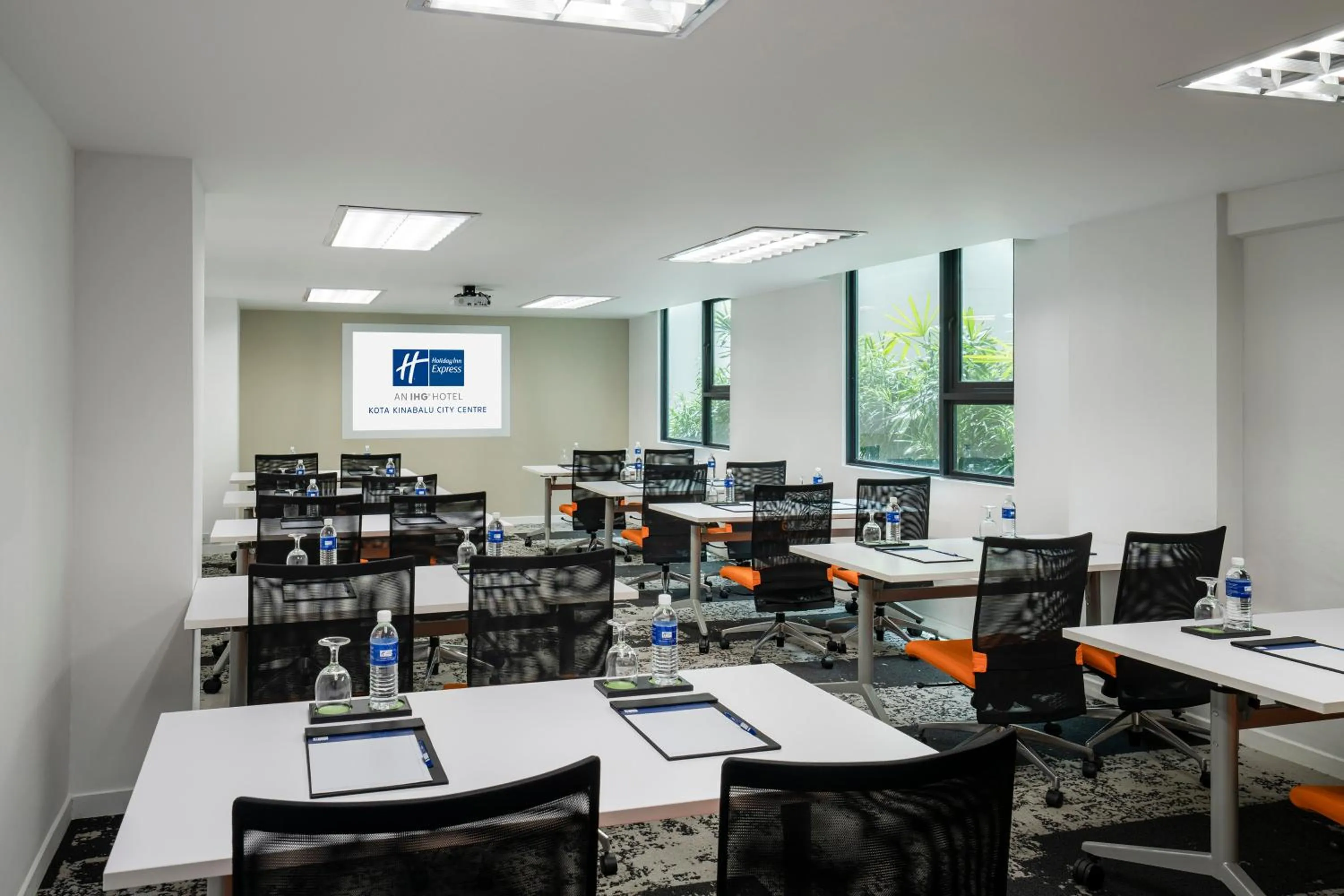 Meeting/conference room in Holiday Inn Express Kota Kinabalu City Centre by IHG