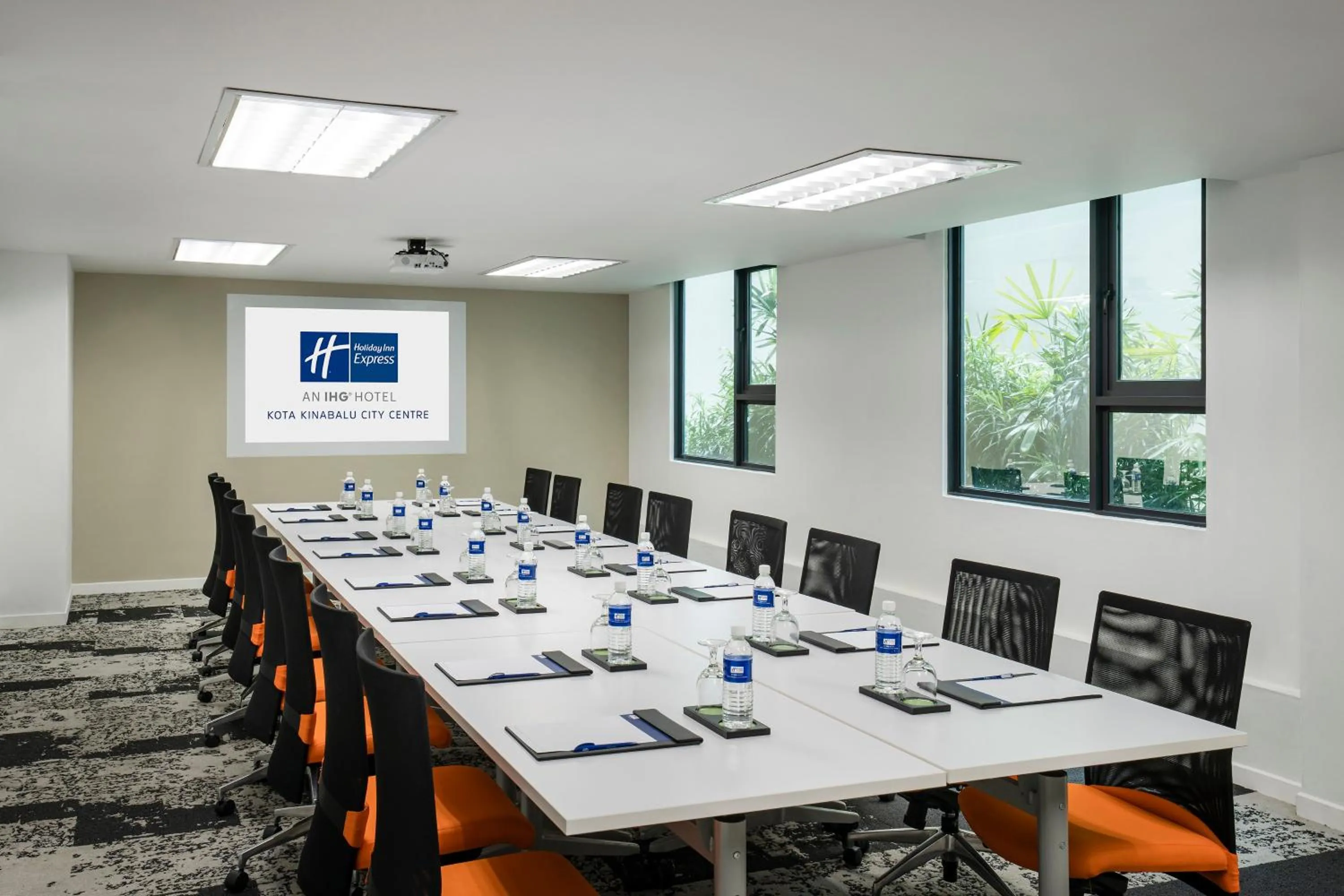 Meeting/conference room in Holiday Inn Express Kota Kinabalu City Centre by IHG