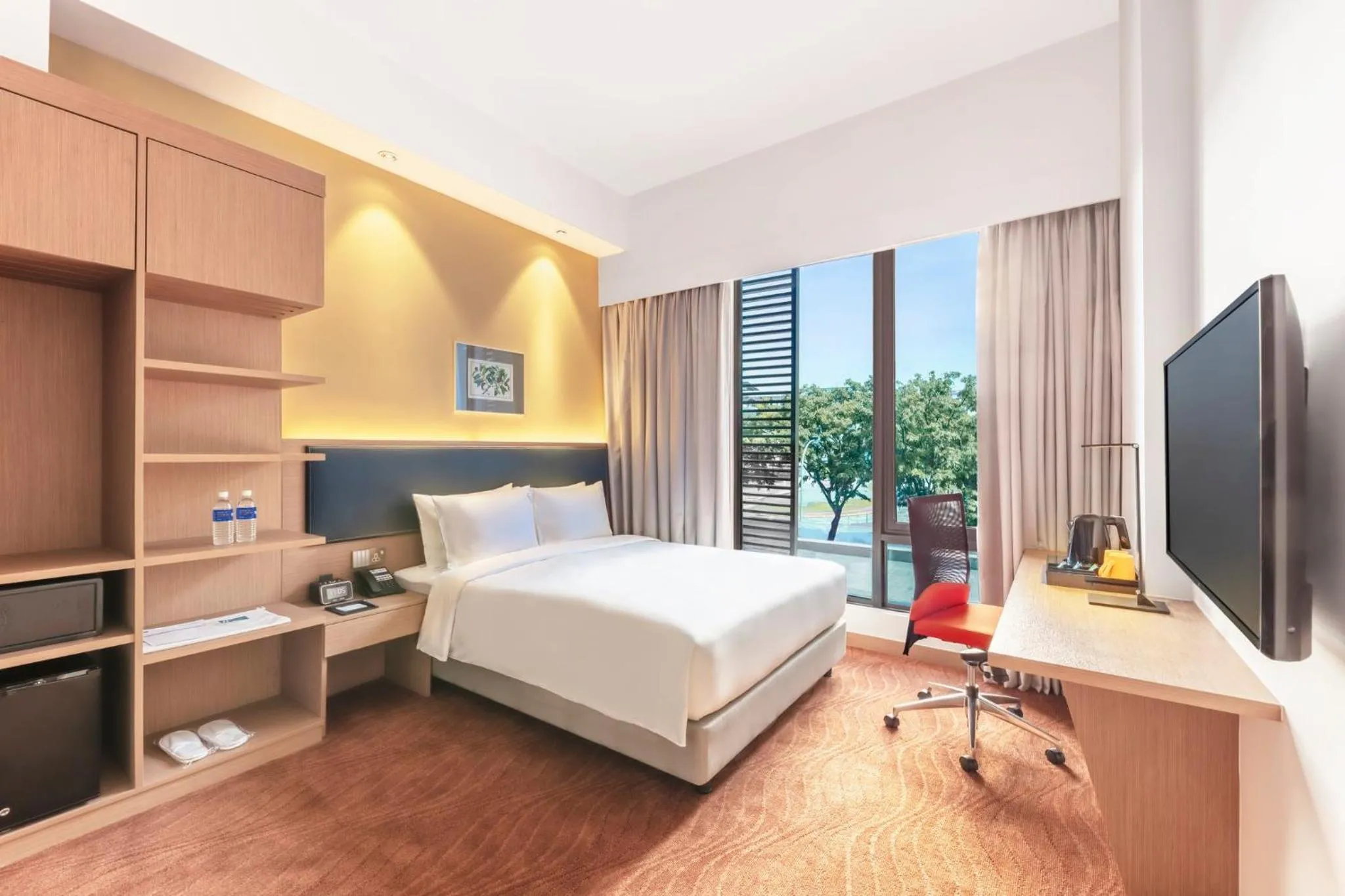 Photo of the whole room, Bed in Holiday Inn Express Kota Kinabalu City Centre by IHG