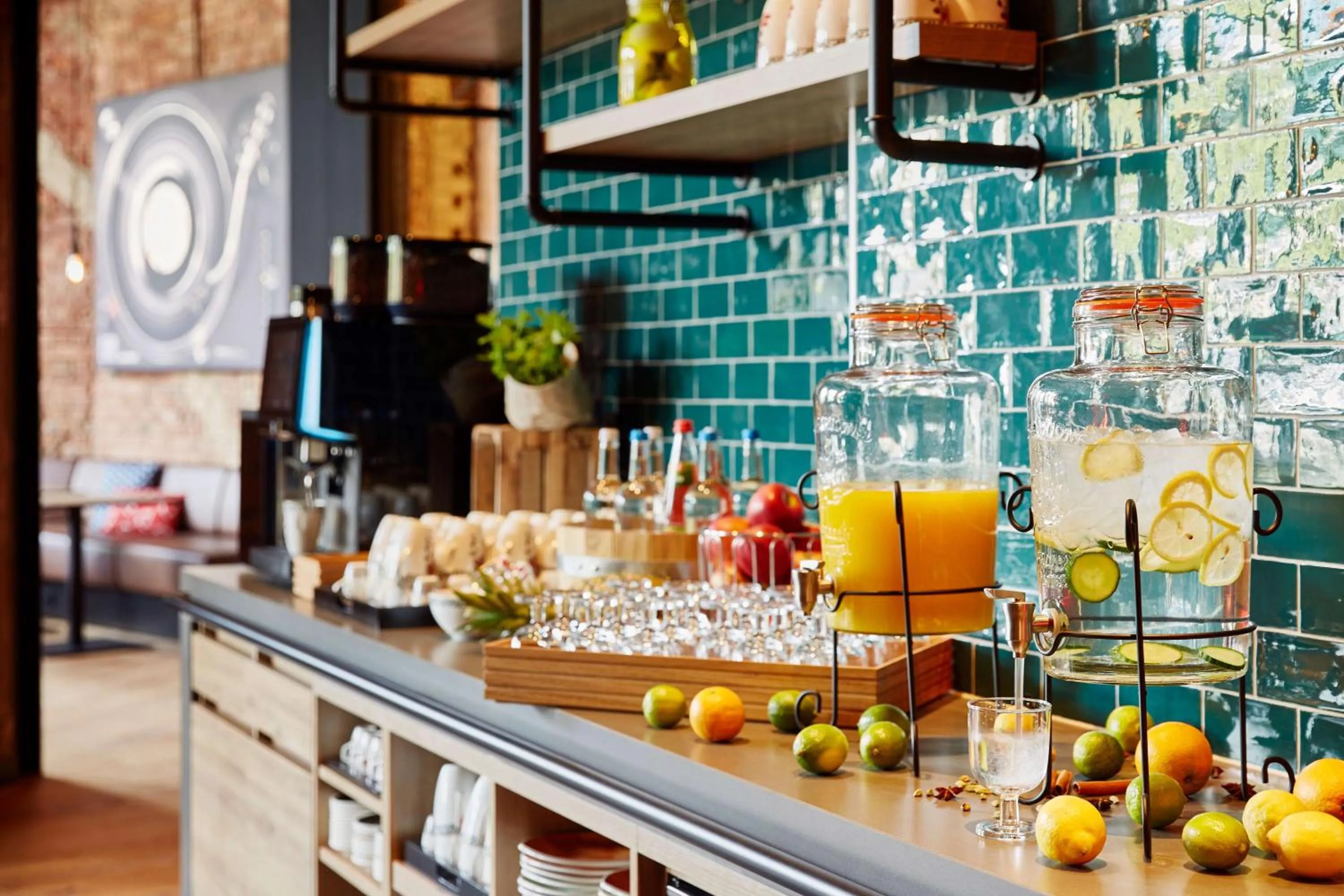 Restaurant/places to eat in Me and All Hotel Hanover, by Hyatt