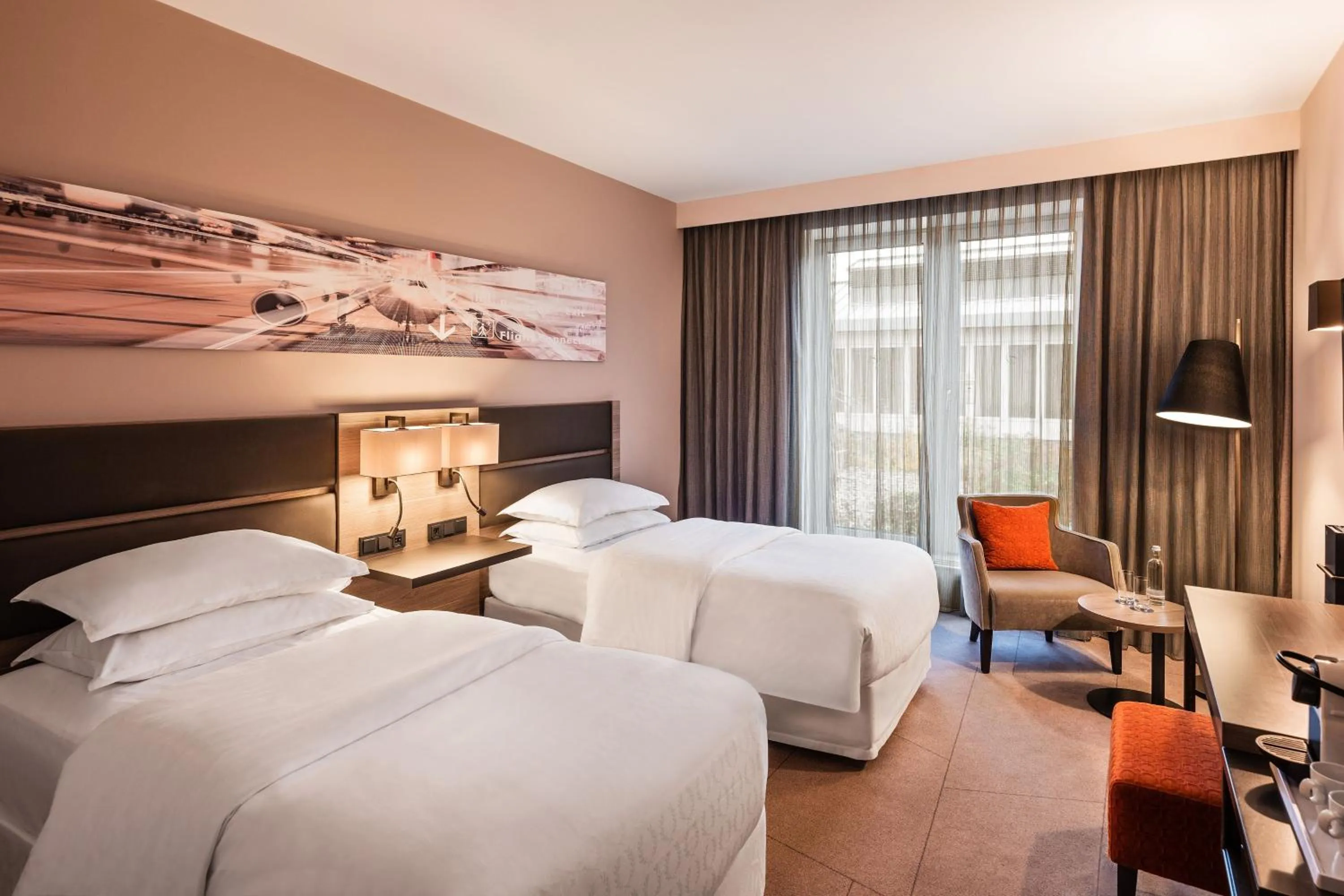 Photo of the whole room, Bed in Sheraton Duesseldorf Airport Hotel